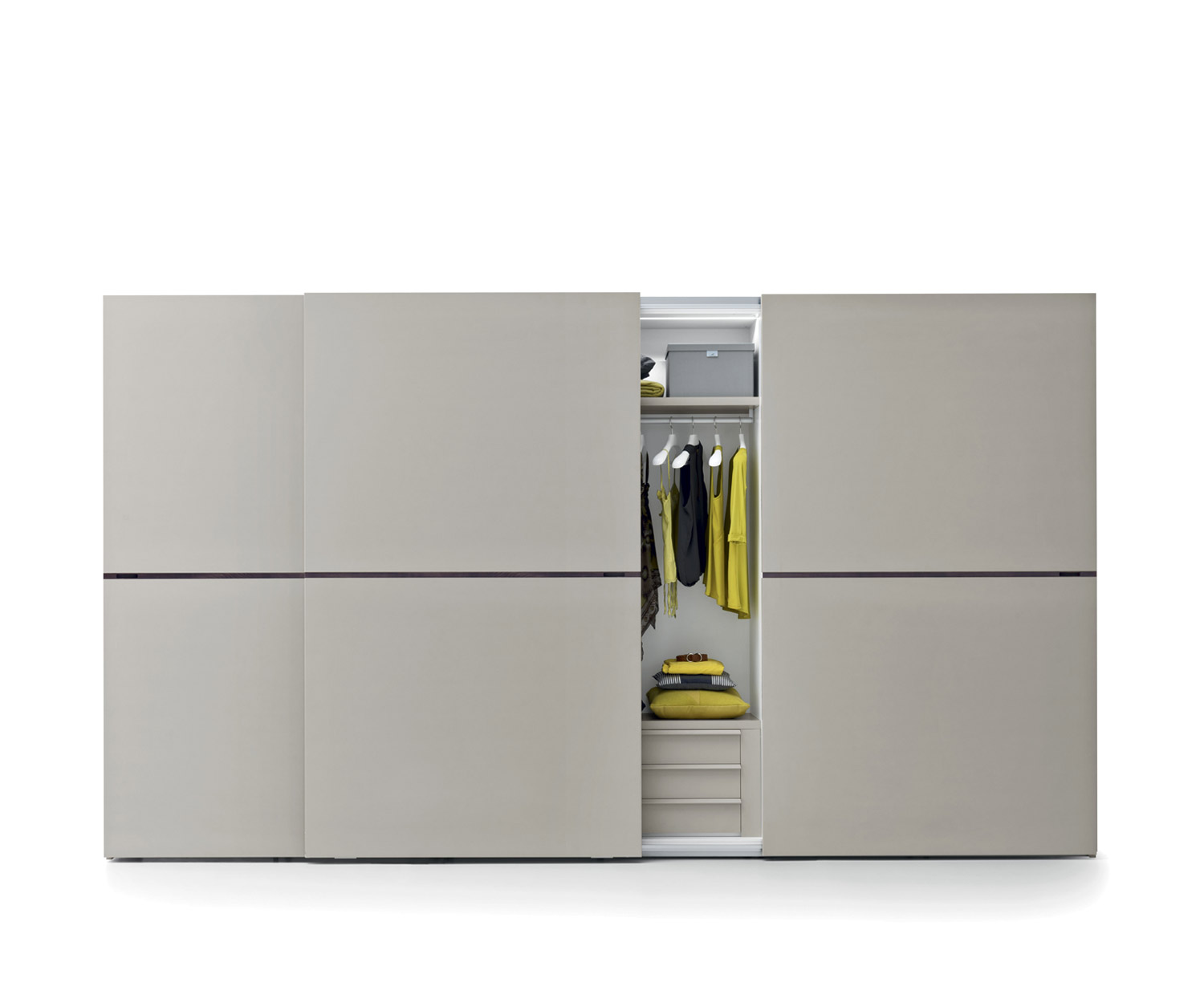 Kledingkast Midden van Novamobili Schuifdeuren middendeur open Kledingkast Midden van Novamobili Schuifdeuren middendeur open