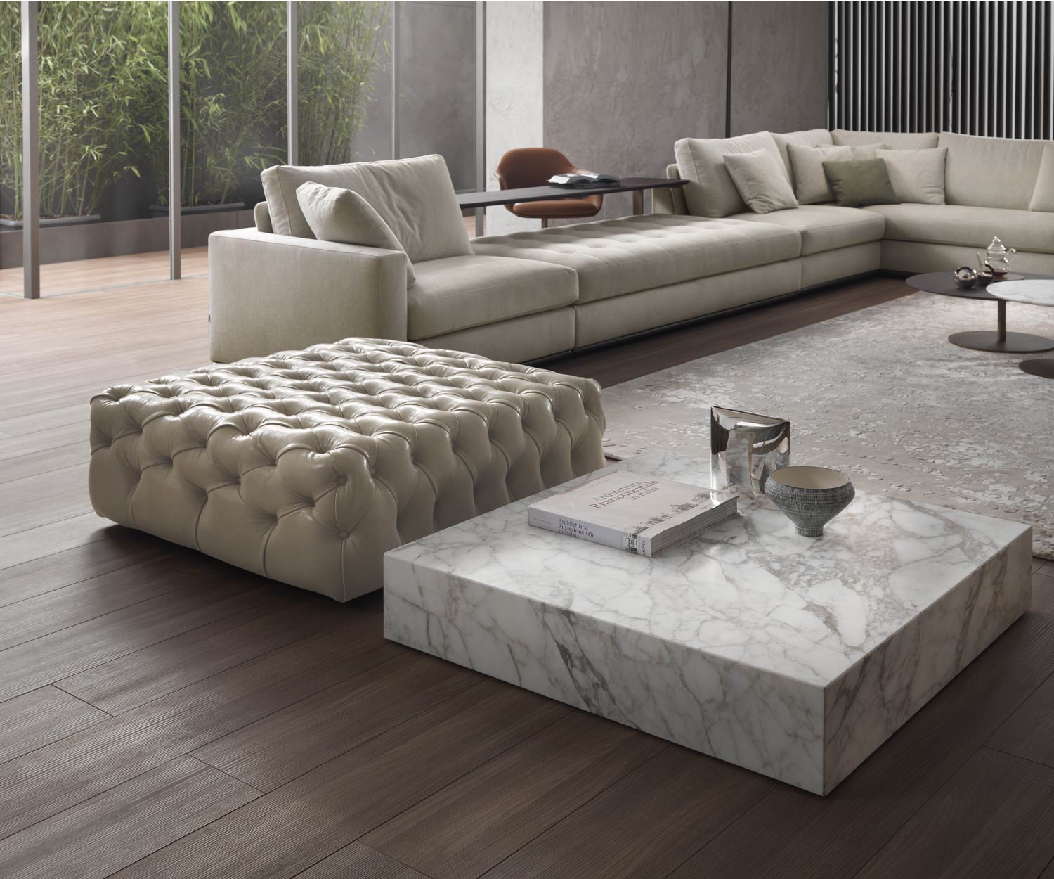 Vierkante kruk Matisse van Marelli in wit met salontafel voor L-bank Vierkante kruk Matisse van Marelli in wit met salontafel voor L-bank