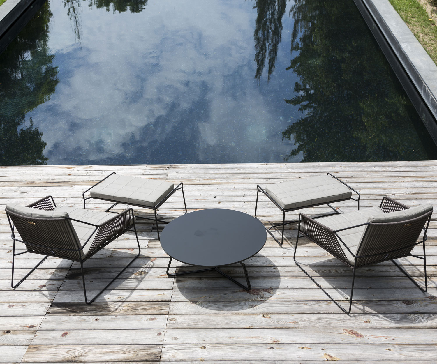 Moderne Oasiq Sandur Schnur design kruk in combinatie met Sandur stoelen Moderne Oasiq Sandur Schnur design kruk in combinatie met Sandur stoelen