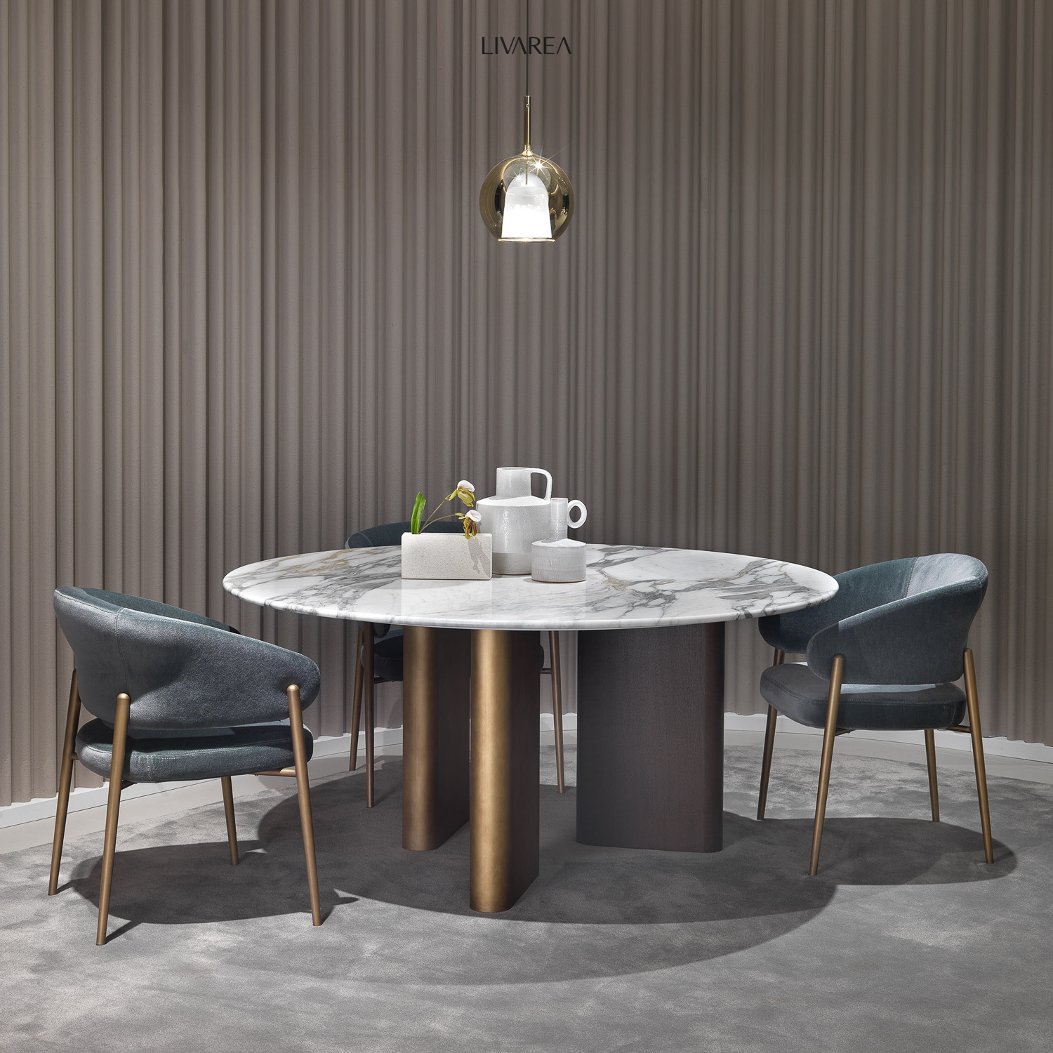 Elegante design eetkamer met marmeren eettafel met hoge kwaliteit eettafelstoelen met armleuningen comfortabel met fluwelen bekleding