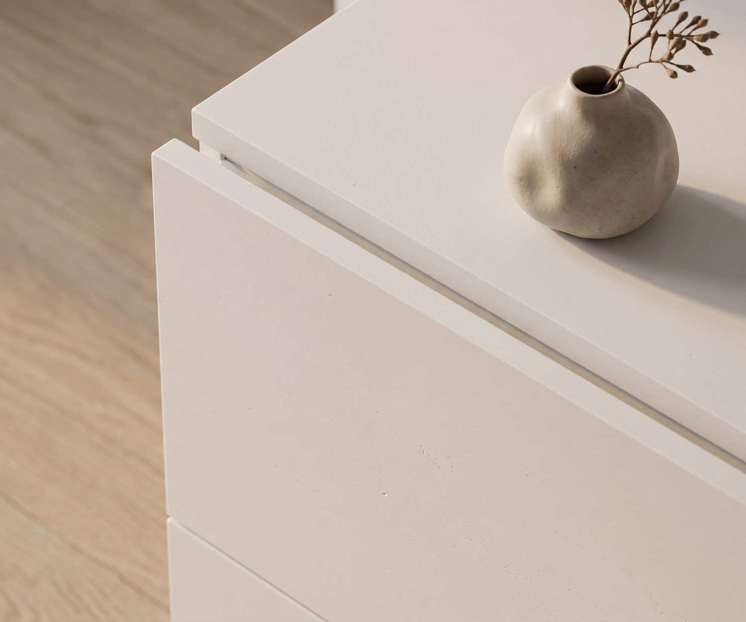 Zwevend dressoir in de slaapkamer: Witte Novamobili Easy hangende commode met 4 laden in een minimalistisch interieur.