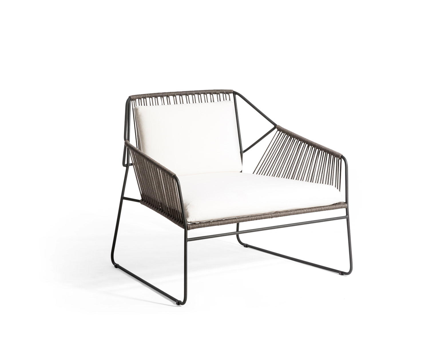 Oasiq Sandur Schnur design fauteuil met donkergrijs frame en wit zitkussen Oasiq Sandur Schnur design fauteuil met donkergrijs frame en wit zitkussen