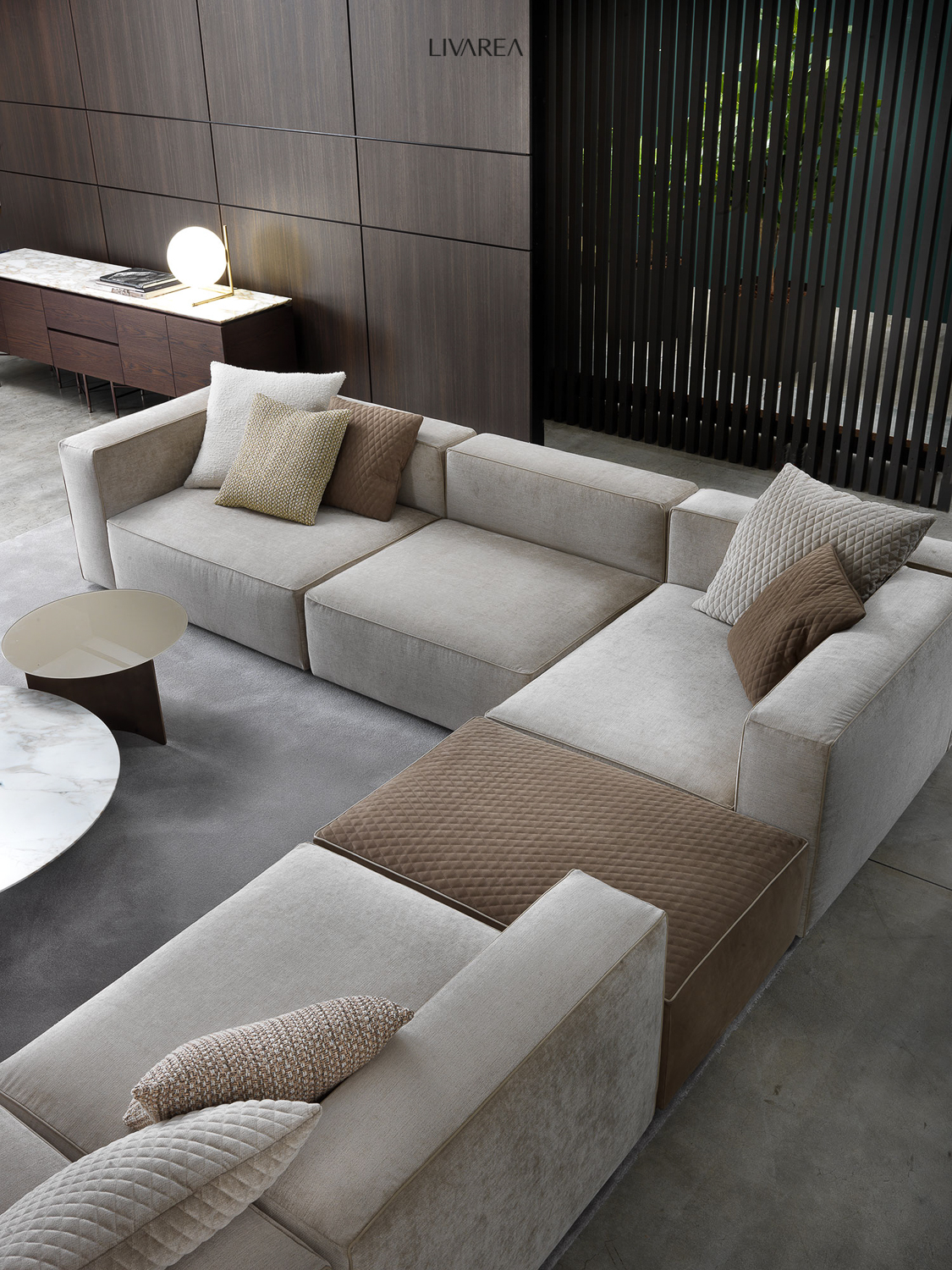 Comfortabele grote hoekbank met design dressoir en salontafel Comfortabele grote hoekbank met design dressoir en salontafel
