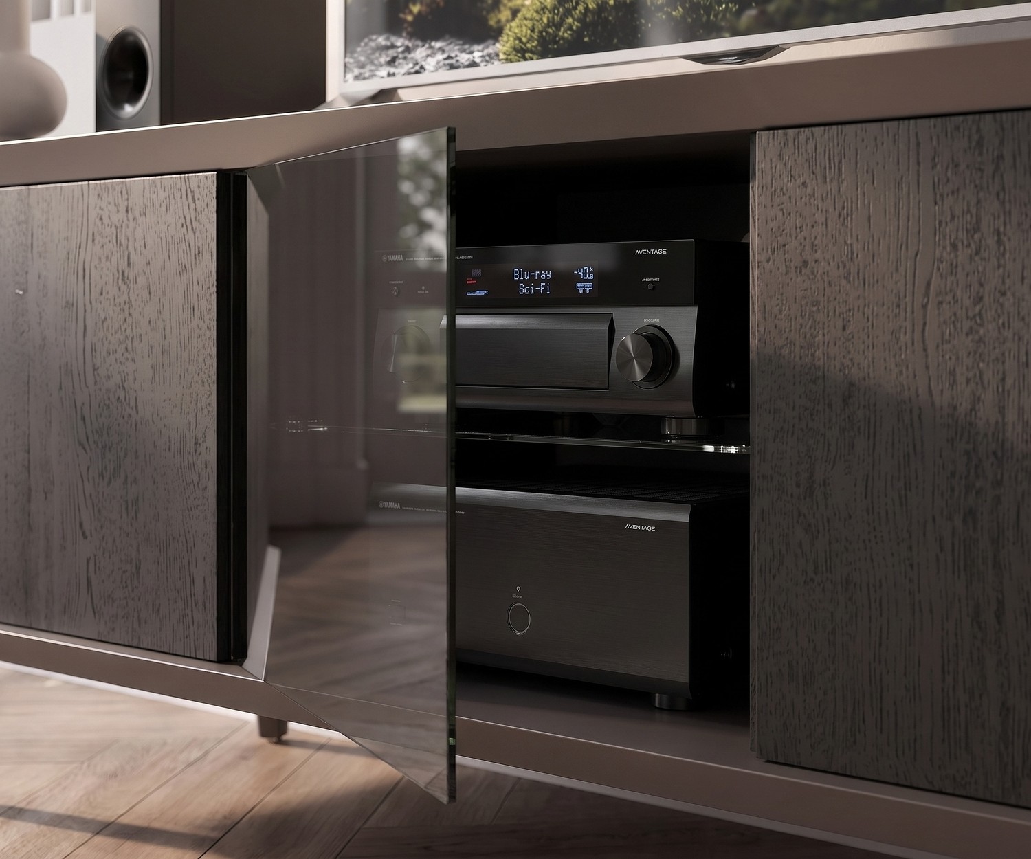 Ozzio Brera TV lowboard in de woonkamer. Stijlvol walnoten TV-meubel met gerookte glazen deur en opbergruimte.