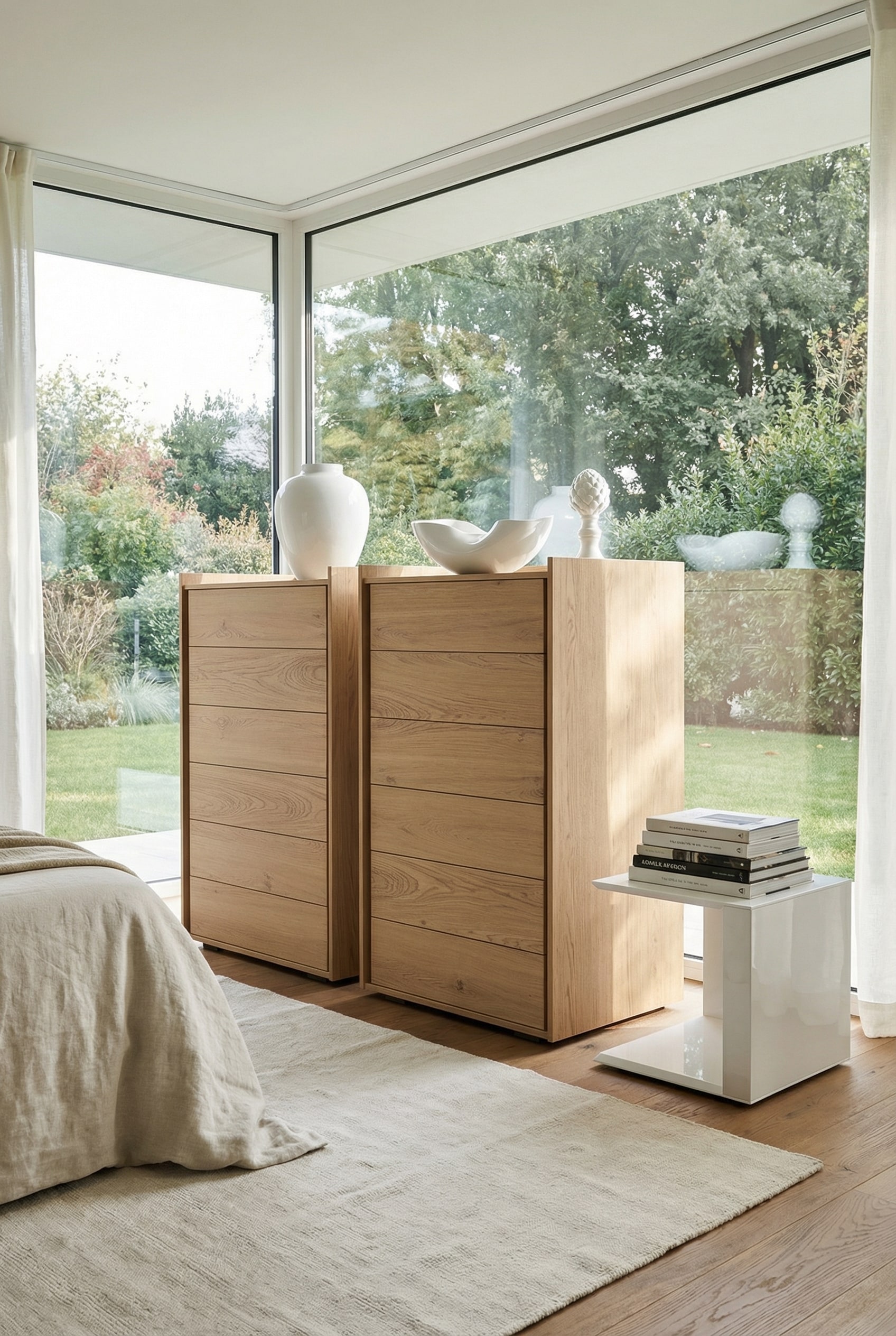 Hoge commode met materiaalmix van glanzende en matte houten oppervlakken in een gezellige ruimte. Hoge commode met materiaalmix van glanzende en matte houten oppervlakken in een gezellige ruimte.