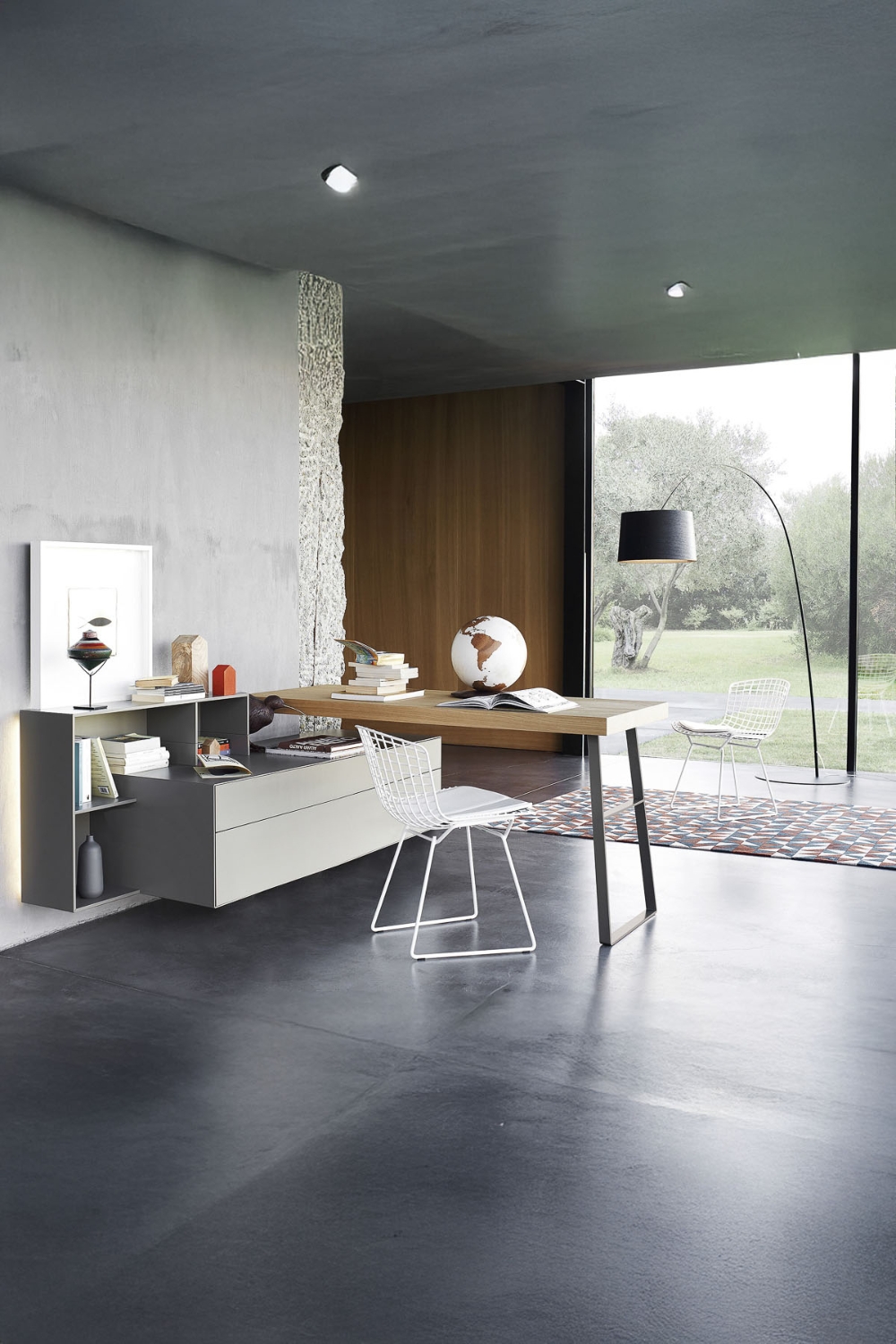 L-vormige-werkplek-met-moderne-wandcommode-en-minimalistisch-bureau