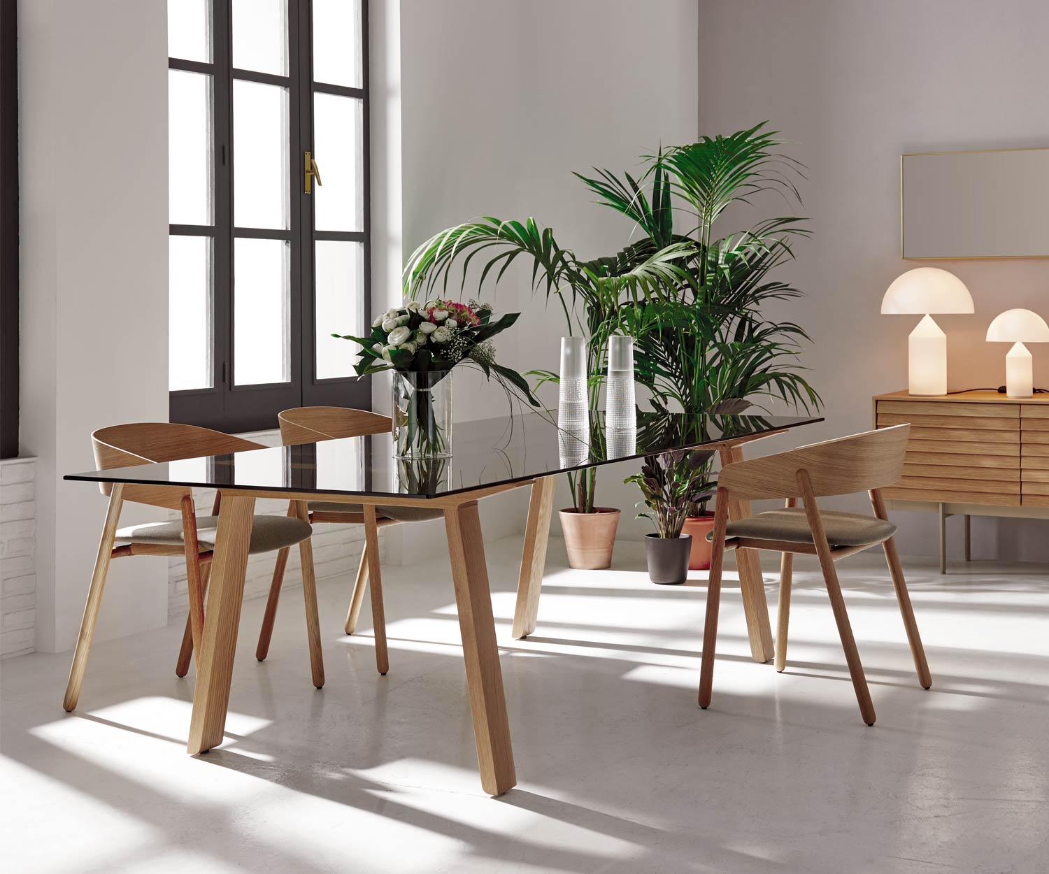 Massief houten design eetkamerstoel van walnoot Massief houten design eetkamerstoel van walnoot