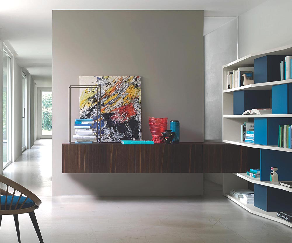 Houten design lowboard hangend in bruin eiken Houten design lowboard hangend in bruin eiken