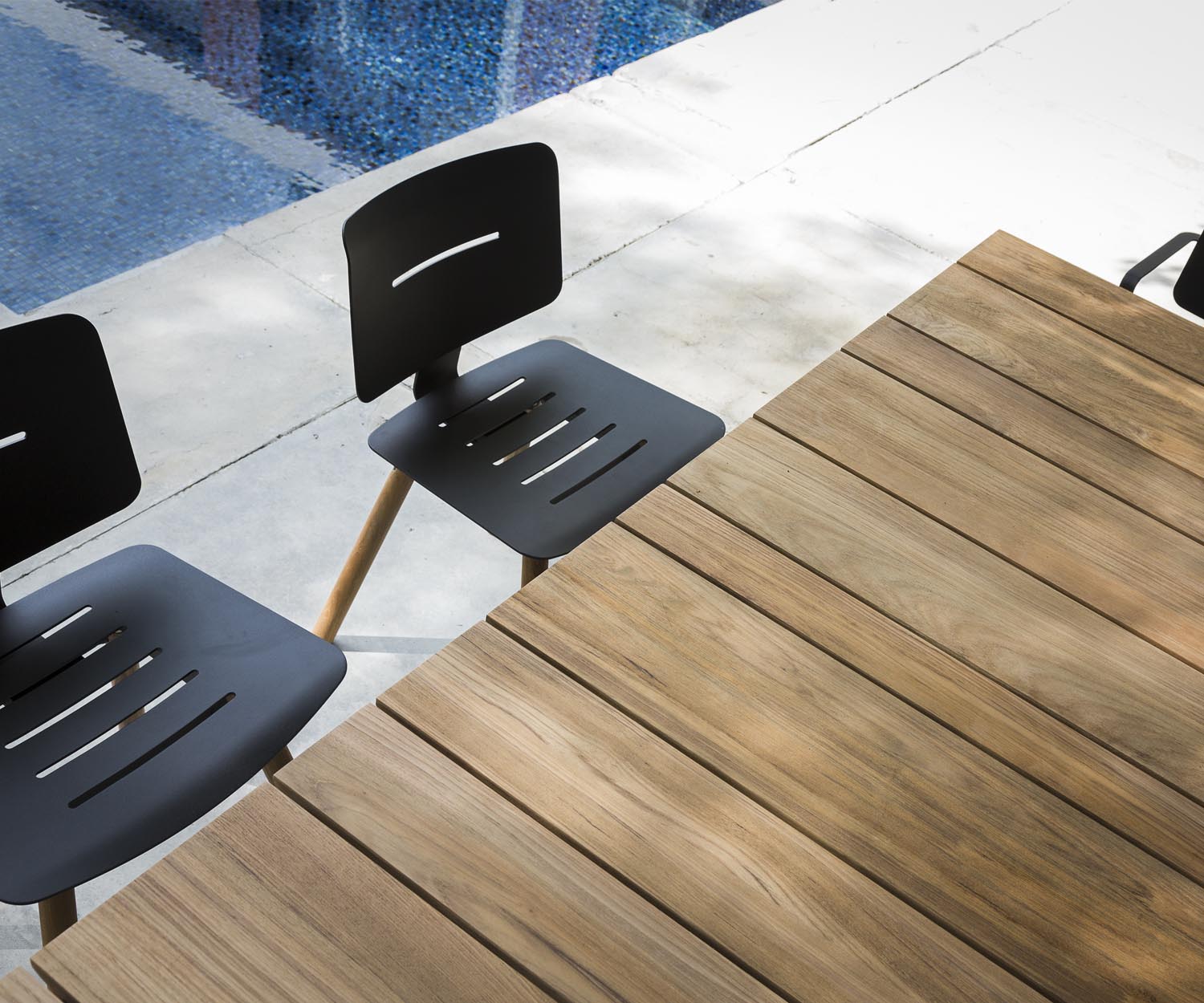 Exclusieve Oasiq Coco design stoel teak met vier poten in donkergrijs antraciet Exclusieve Oasiq Coco design stoel teak met vier poten in donkergrijs antraciet