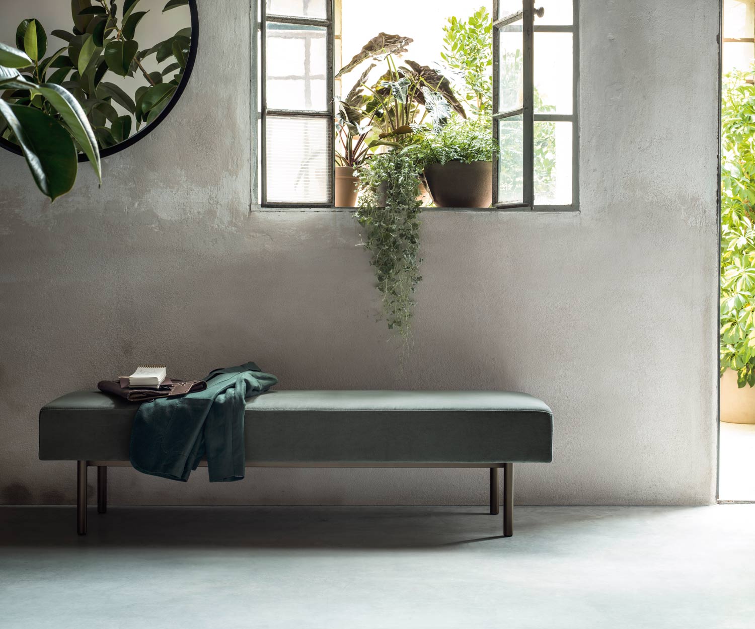 Exclusieve Church designbank met groene stoffen bekleding Exclusieve Church designbank met groene stoffen bekleding