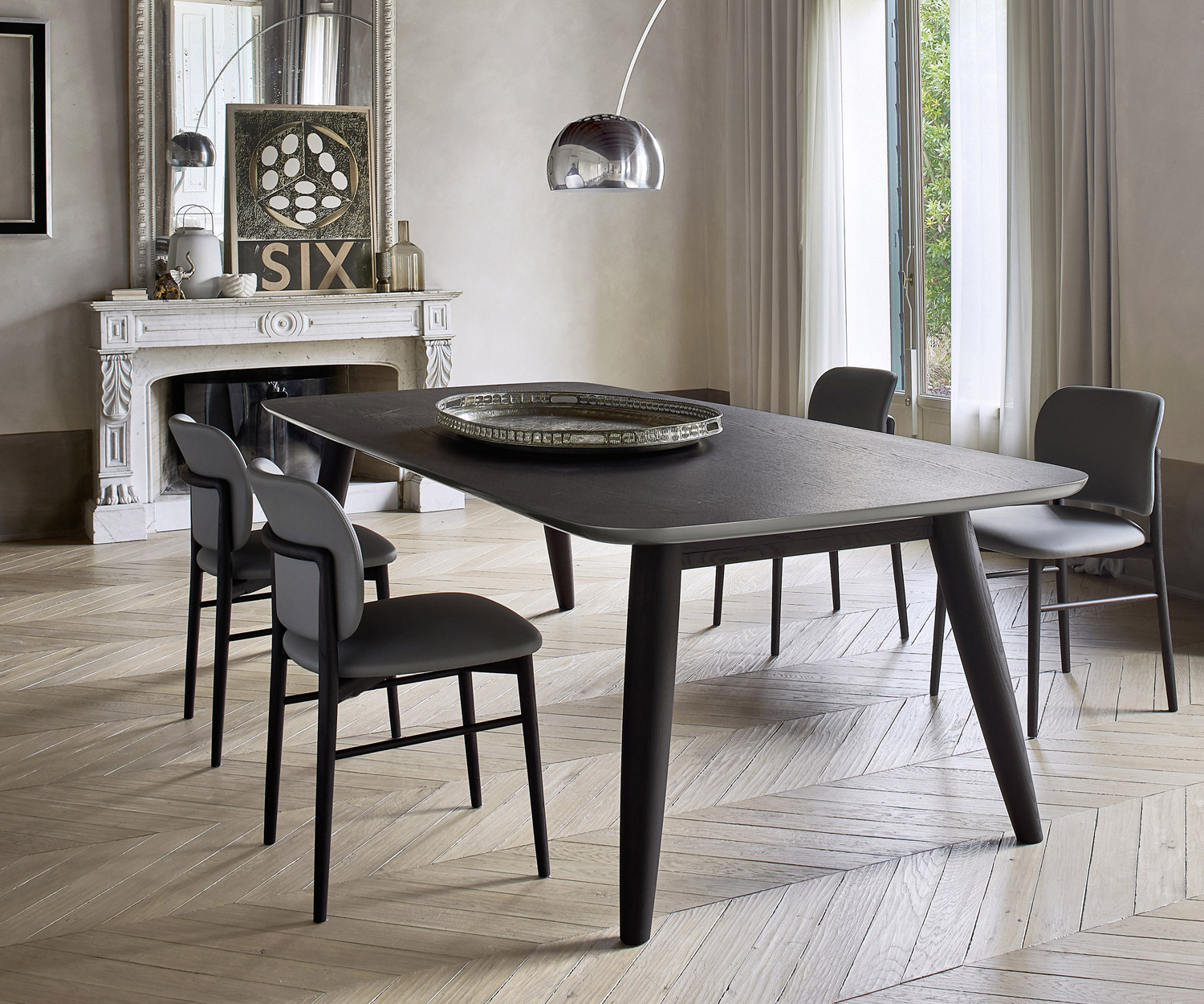 Rechthoekige Convivio eetkamertafel van Livitalia met stoelen in de eetkamer Rechthoekige Convivio eetkamertafel van Livitalia met stoelen in de eetkamer