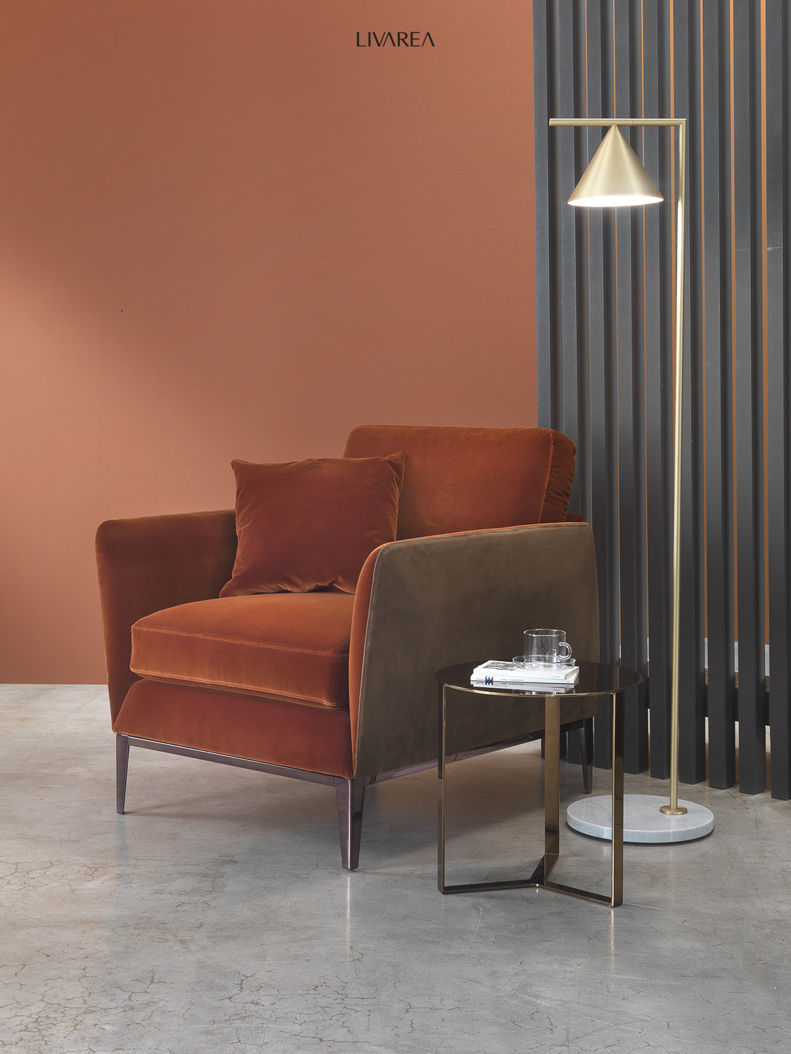Knusse fauteuil stoffen bekleding rood woonkamer voor tv kijken retro design Knusse fauteuil stoffen bekleding rood woonkamer voor tv kijken retro design