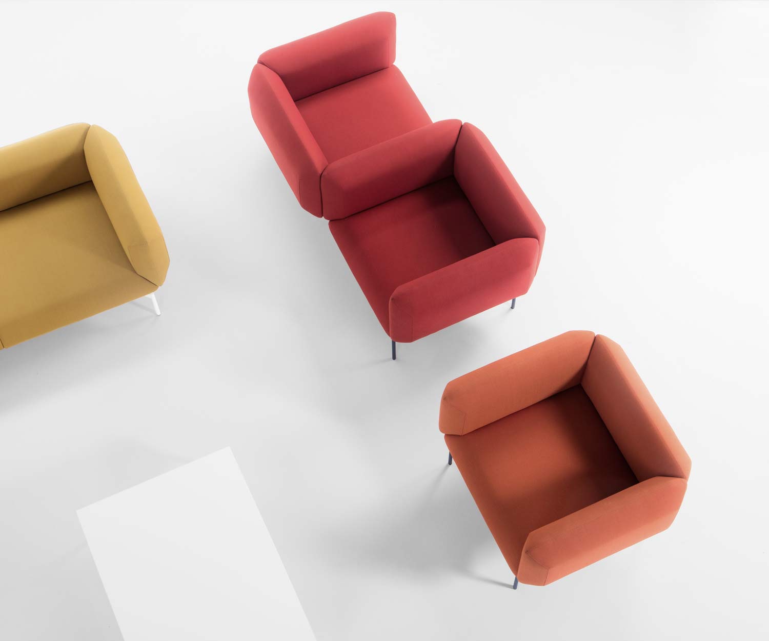Hoogwaardige Prostoria designbank segment met vis a vis in rood Hoogwaardige Prostoria designbank segment met vis a vis in rood