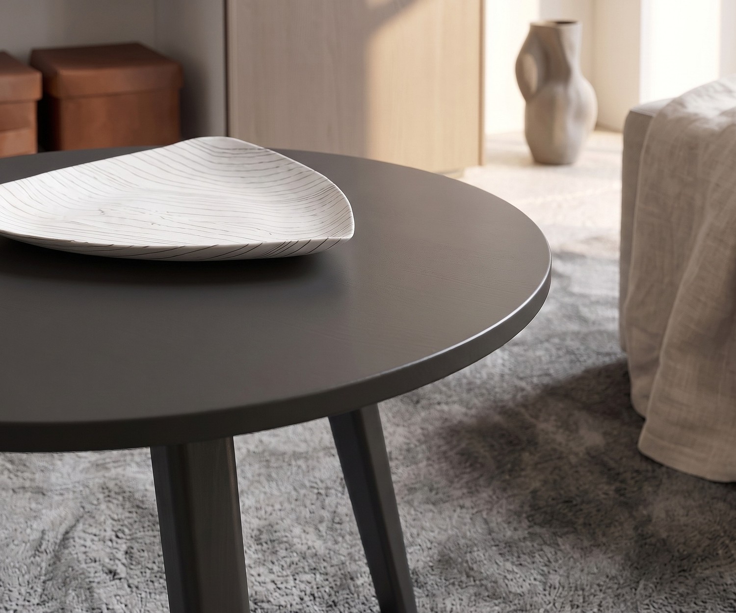 Trio bijzettafel van Novamobili voor de woonkamer, ronde donkergrijze houten tafel in een moderne, sfeervolle stijl.