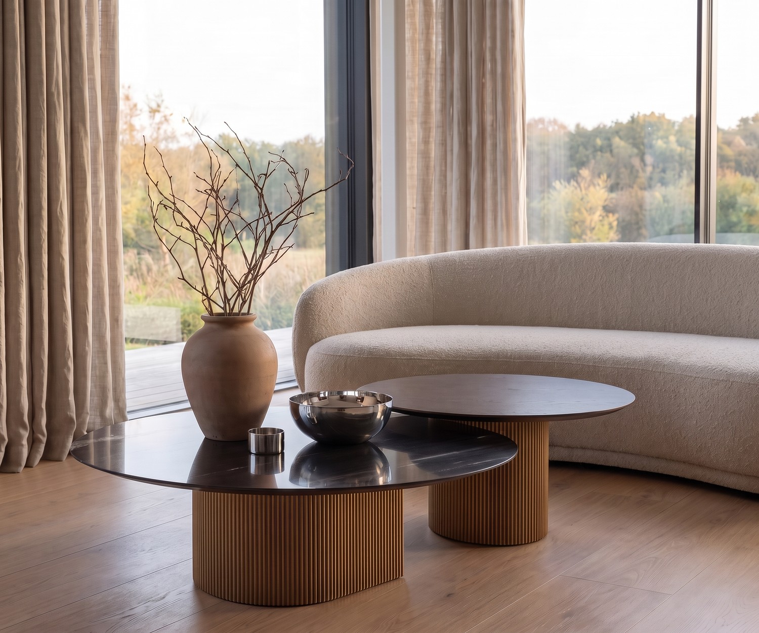 al2 dakry 006 salontafel met latten onderstel al2 dakry 006 salontafel in een moderne woonkamer met boucle bank, houten latten onderstel en ronde bladen.