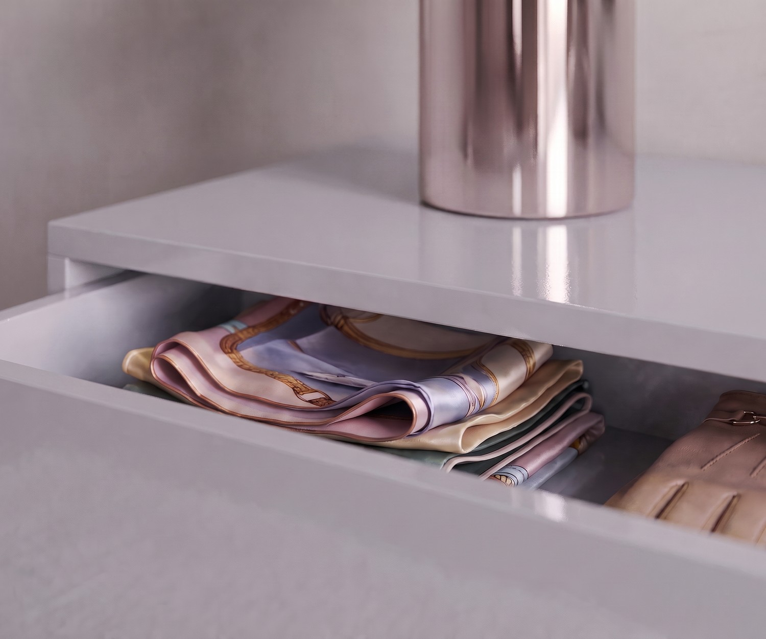 Hangende ladekast Easy van Novamobili voor de slaapkamer, open lade met sjaals, modern design in lichtgrijs hoogglans.