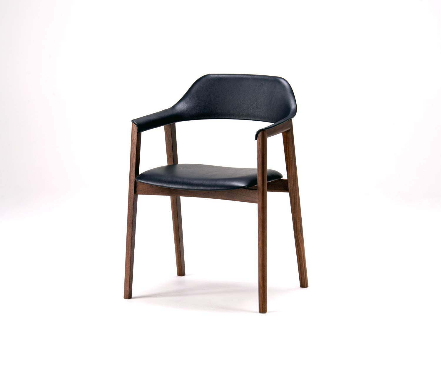 Moderne Conde House design fauteuil geplaatst bij de Ten tafel in de eetkamer