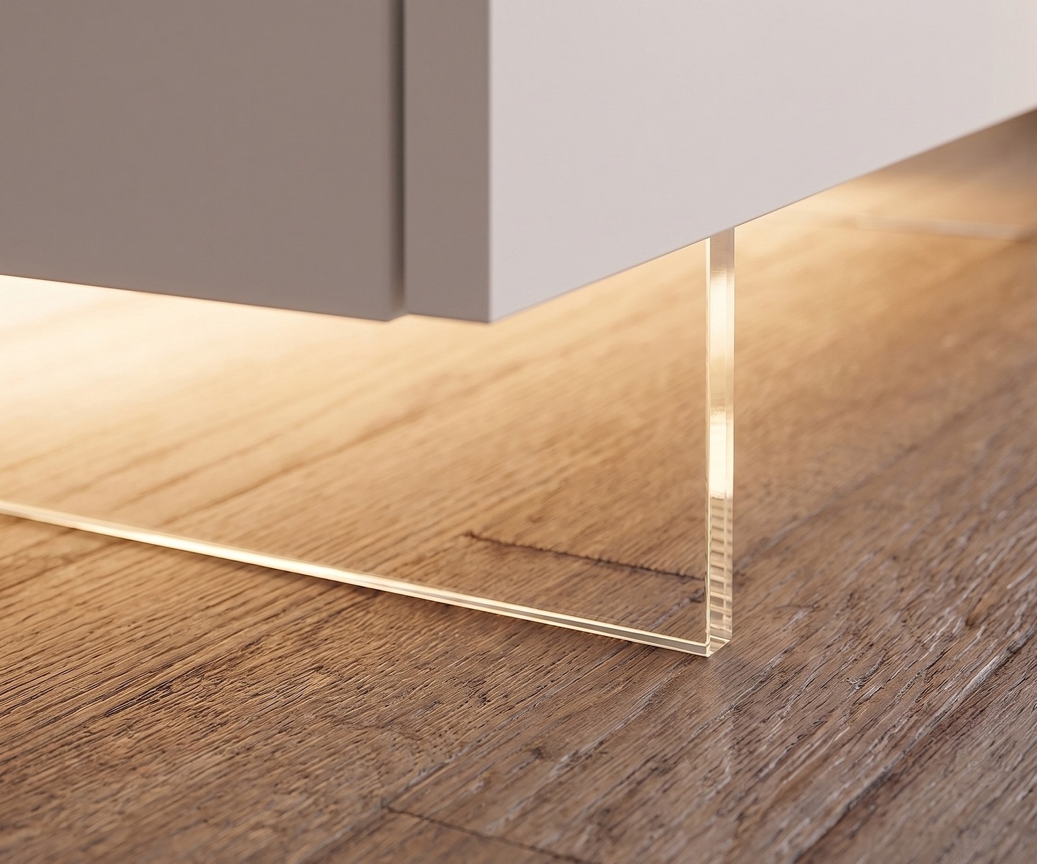 Livitalia transparante TV sokkel voor zwevende dressoirs, van acrylaat met LED-verlichting op houten vloer in woonkamer.