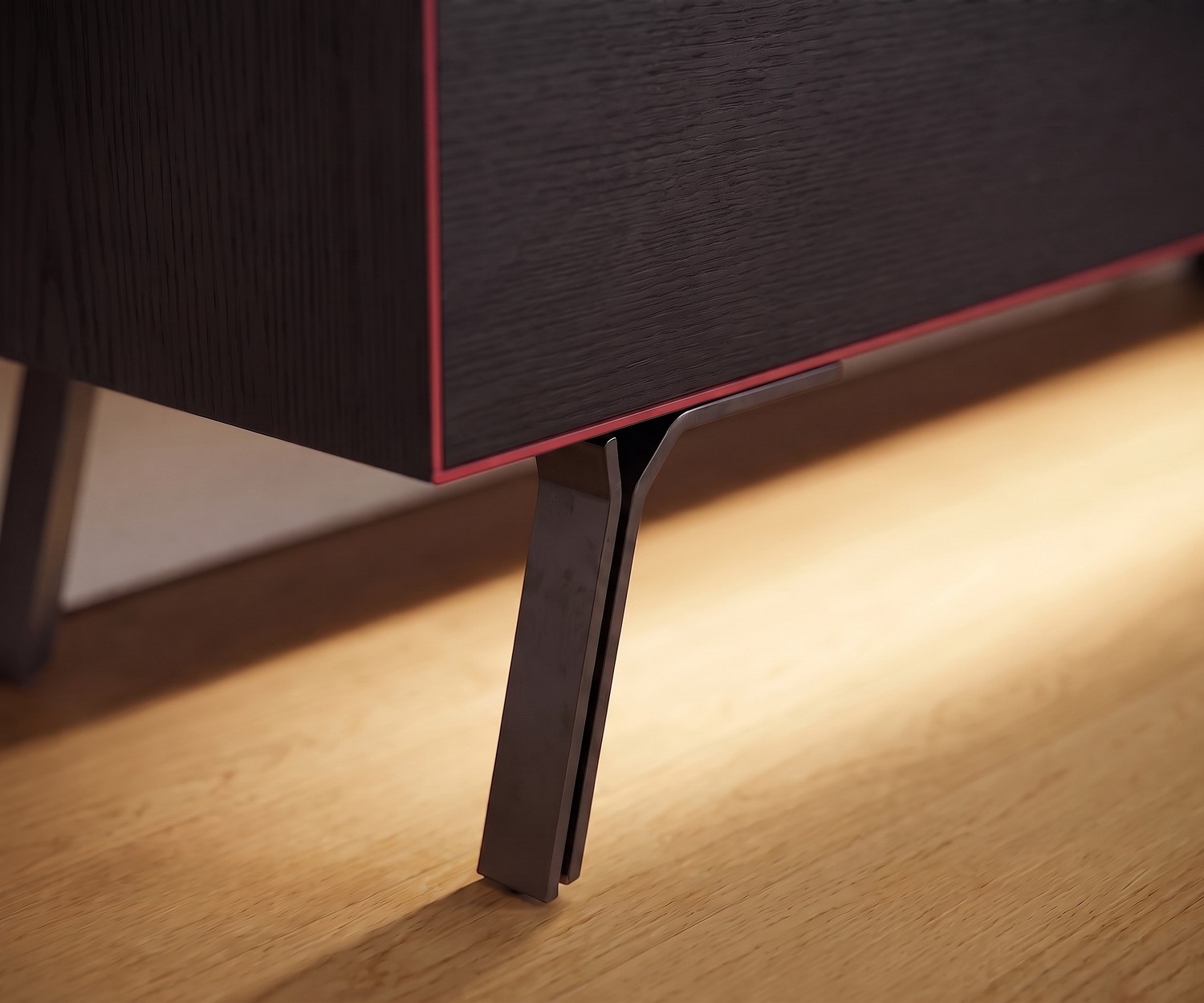 Livitalia Minimal tv-meubel lowboard van donker eiken met slanke metalen poten, rode accentrand en led-verlichting.