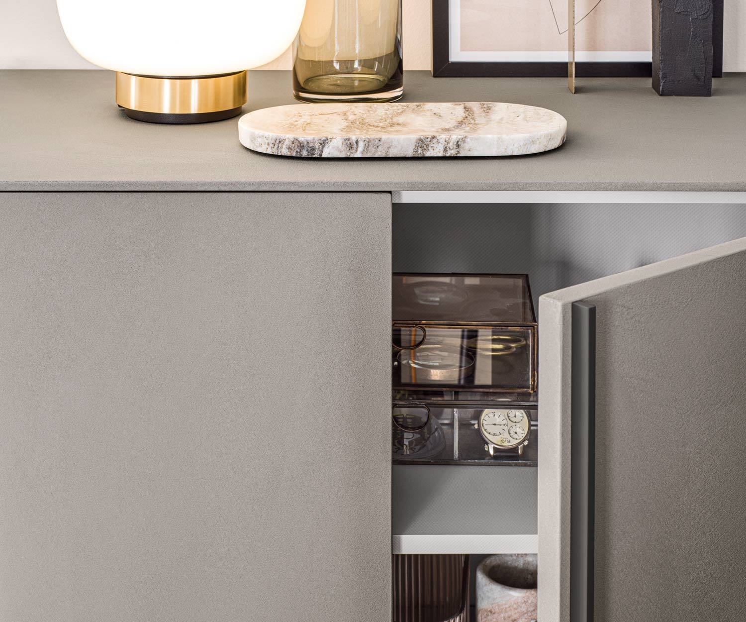Detail van de open kastdeur van Novamobilis Cleo highboard Detail van de open kastdeur van Novamobilis Cleo highboard