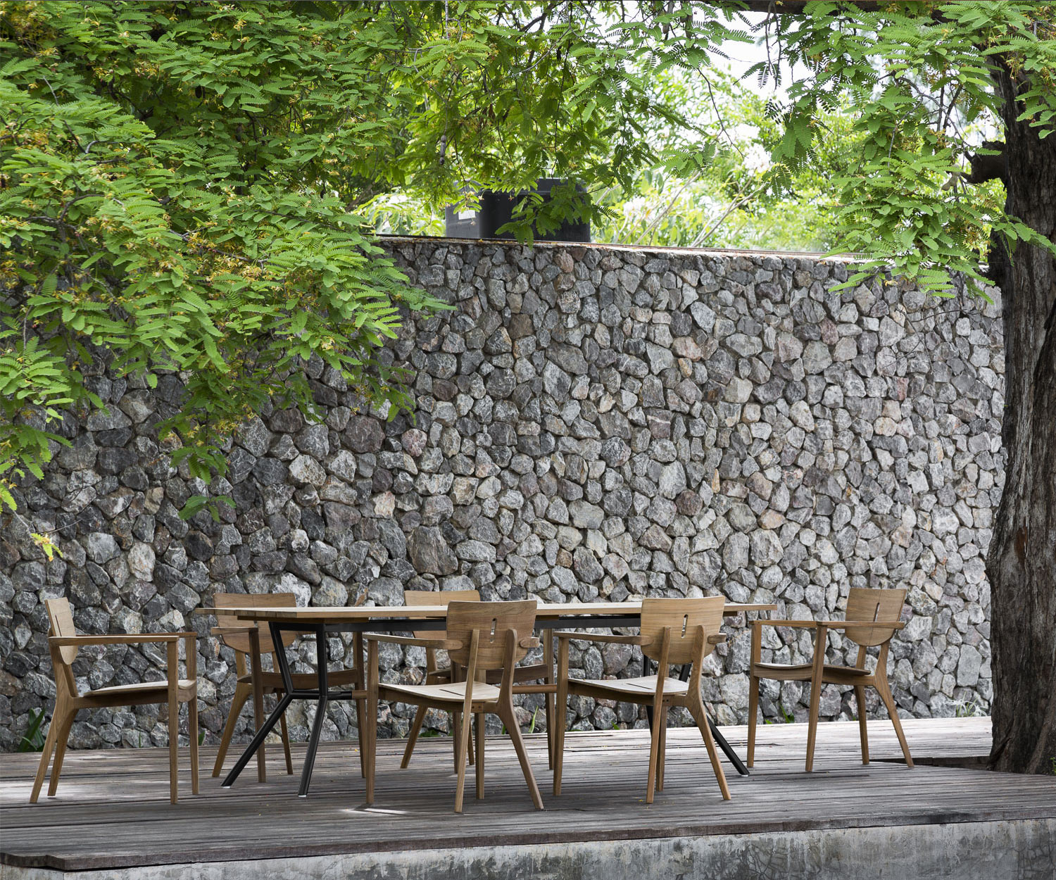 Exclusieve Oasiq Reef Design antracietkleurige tuintafel met stoelframe Exclusieve Oasiq Reef Design antracietkleurige tuintafel met stoelframe