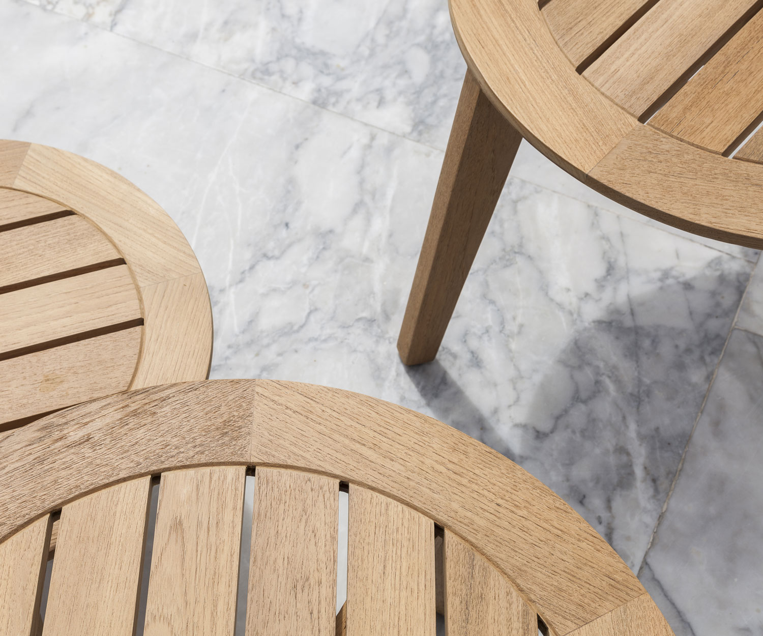 Oasiq Attol teak bijzettafel detail tafelblad en tafelpoten Oasiq Attol teak bijzettafel detail tafelblad en tafelpoten