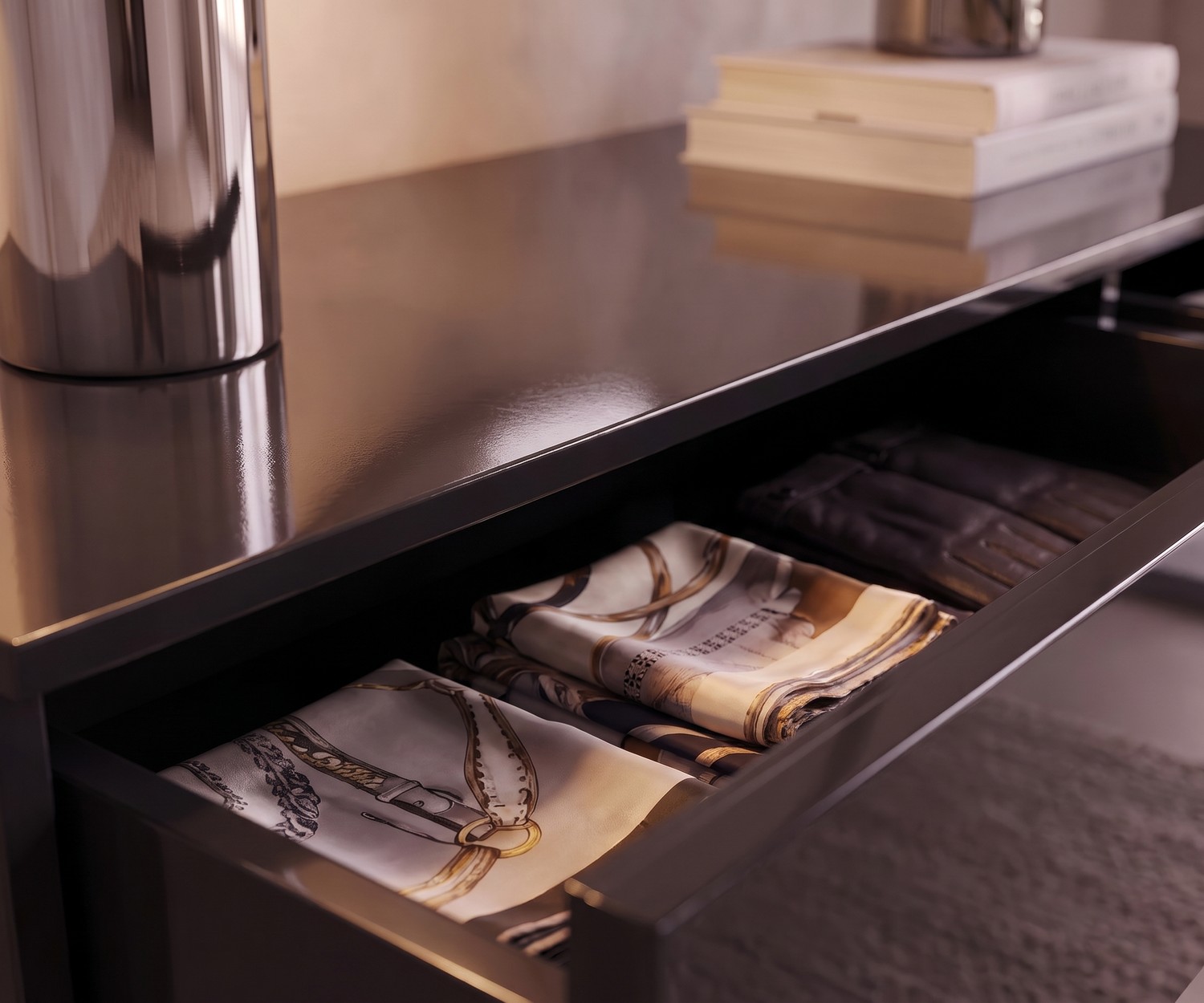 Hangend dressoir Novamobili Easy voor opbergen in de hal, open lade met sjaals, zwart hoogglans, modern design.