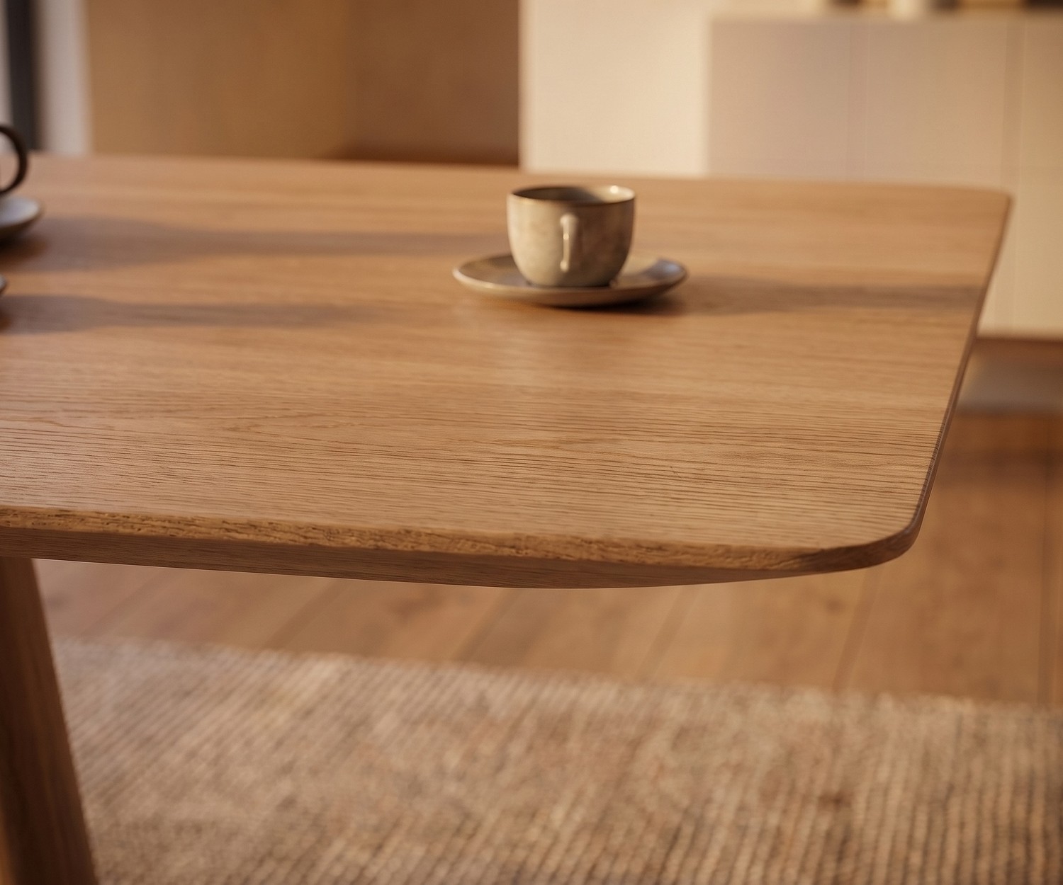 al2 mos-i-ko eikenhouten eettafel met afgeronde hoeken Eettafel mos-i-ko 001 a van eikenhout in de eetkamer, close-up van het afgeronde tafelblad in een warme, moderne stijl.
