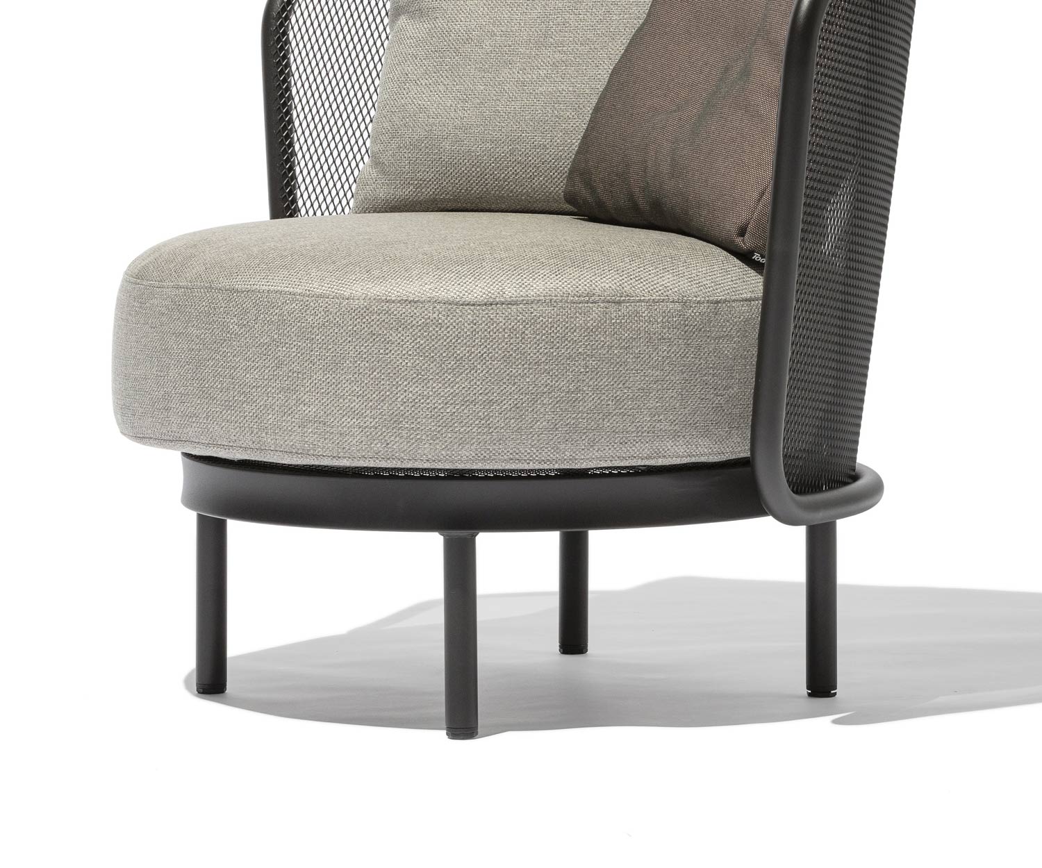 Todus Baza Ronde Design cocktail fauteuil met detail roestvrijstalen onderstelpoten Todus Baza Ronde Design cocktail fauteuil met detail roestvrijstalen onderstelpoten