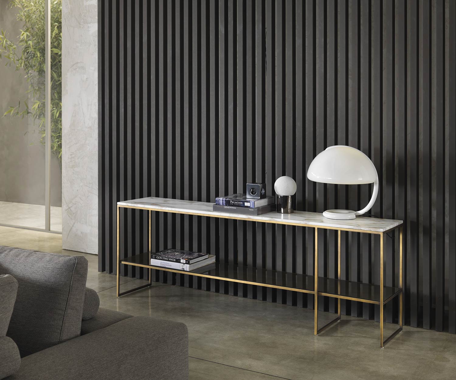 Rechthoekige Frame console van Marelli met messing frame glazen blad Calacatta marmer Rechthoekige Frame console van Marelli met messing frame glazen blad Calacatta marmer