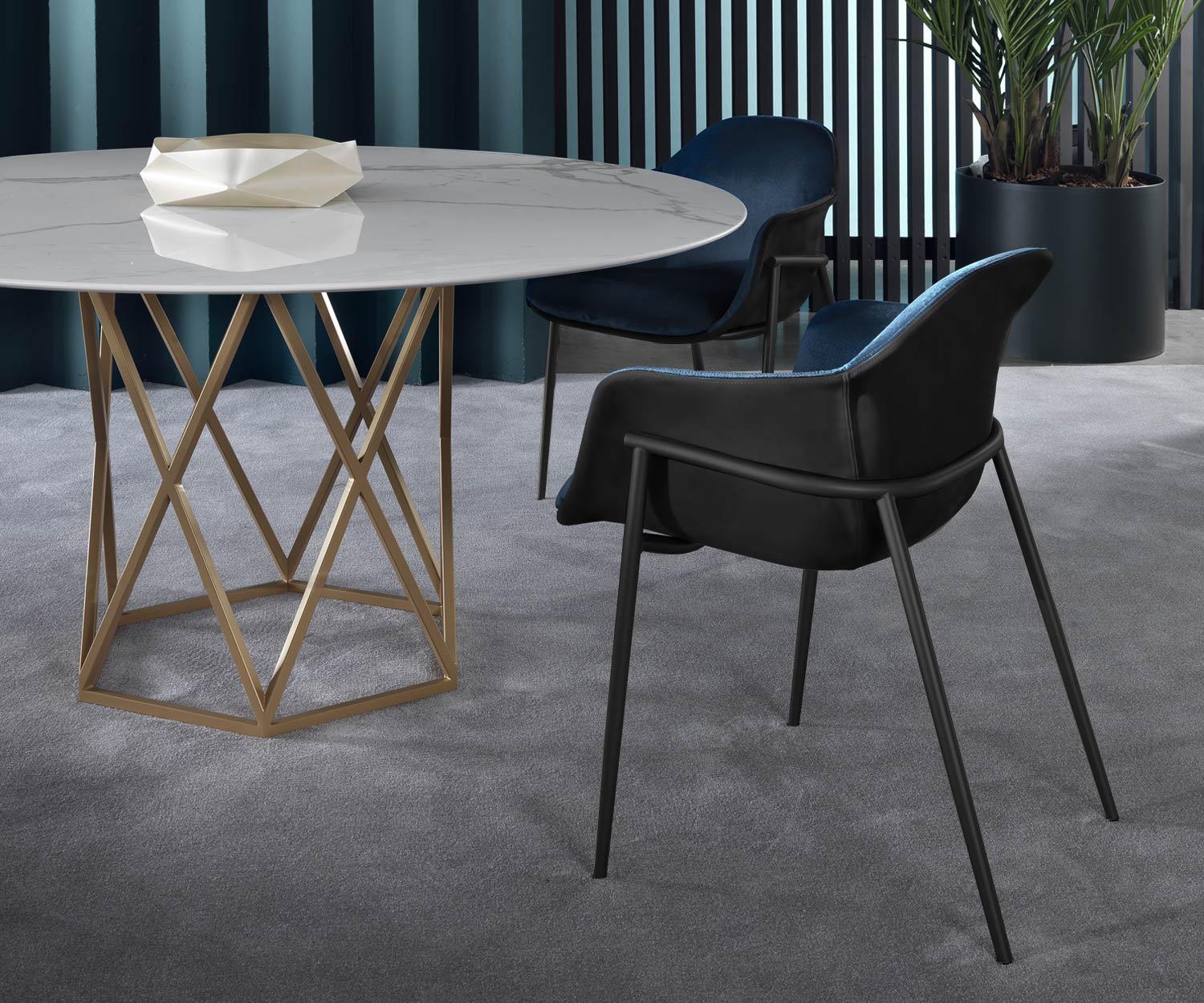 Detail rugleuning en frame van de Marelli vergaderstoel Chia Detail rugleuning en frame van de Marelli vergaderstoel Chia