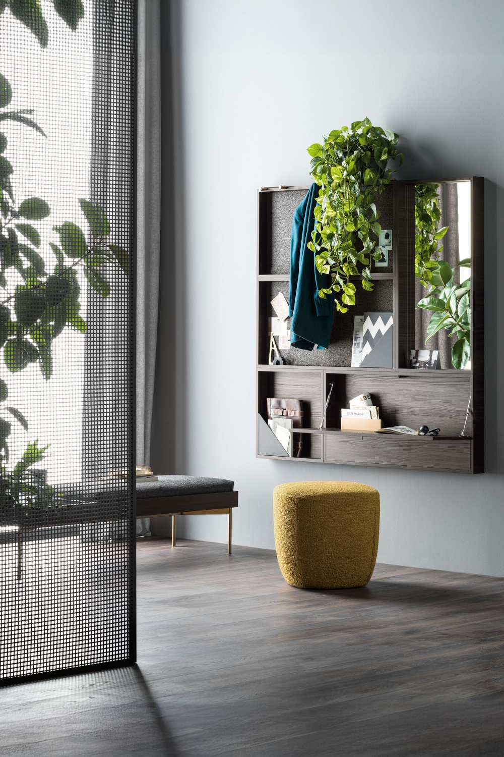 hoek-met-filigrane-zitbank-moderne-poef-en-elegant-wandrek-van-donkerbruin-hout-met-spiegel