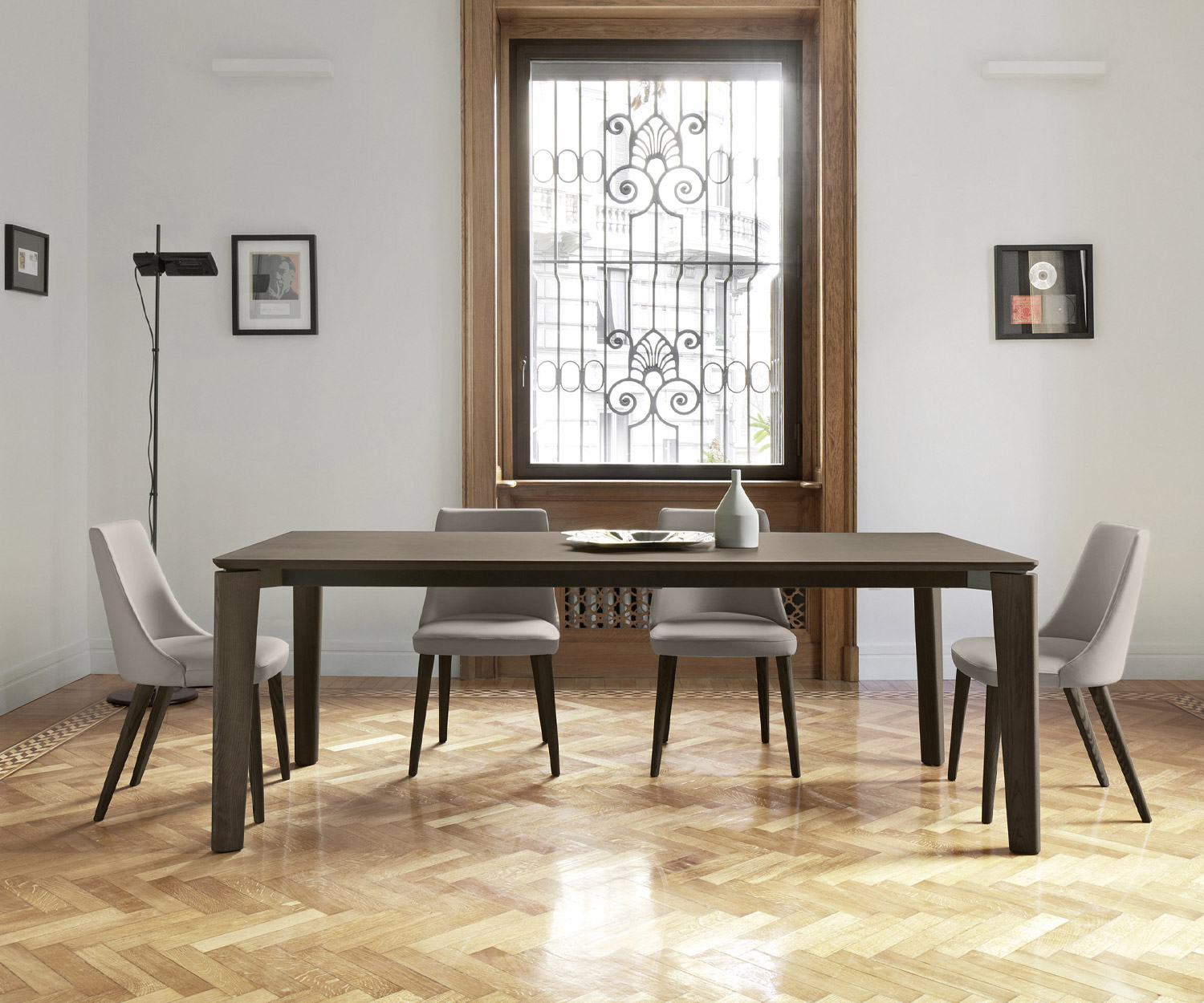 Moderne Livitalia Eva eetkamerstoel met lichtgrijze bekleding in de eetkamer aan een grote tafel Moderne Livitalia Eva eetkamerstoel met lichtgrijze bekleding in de eetkamer aan een grote tafel