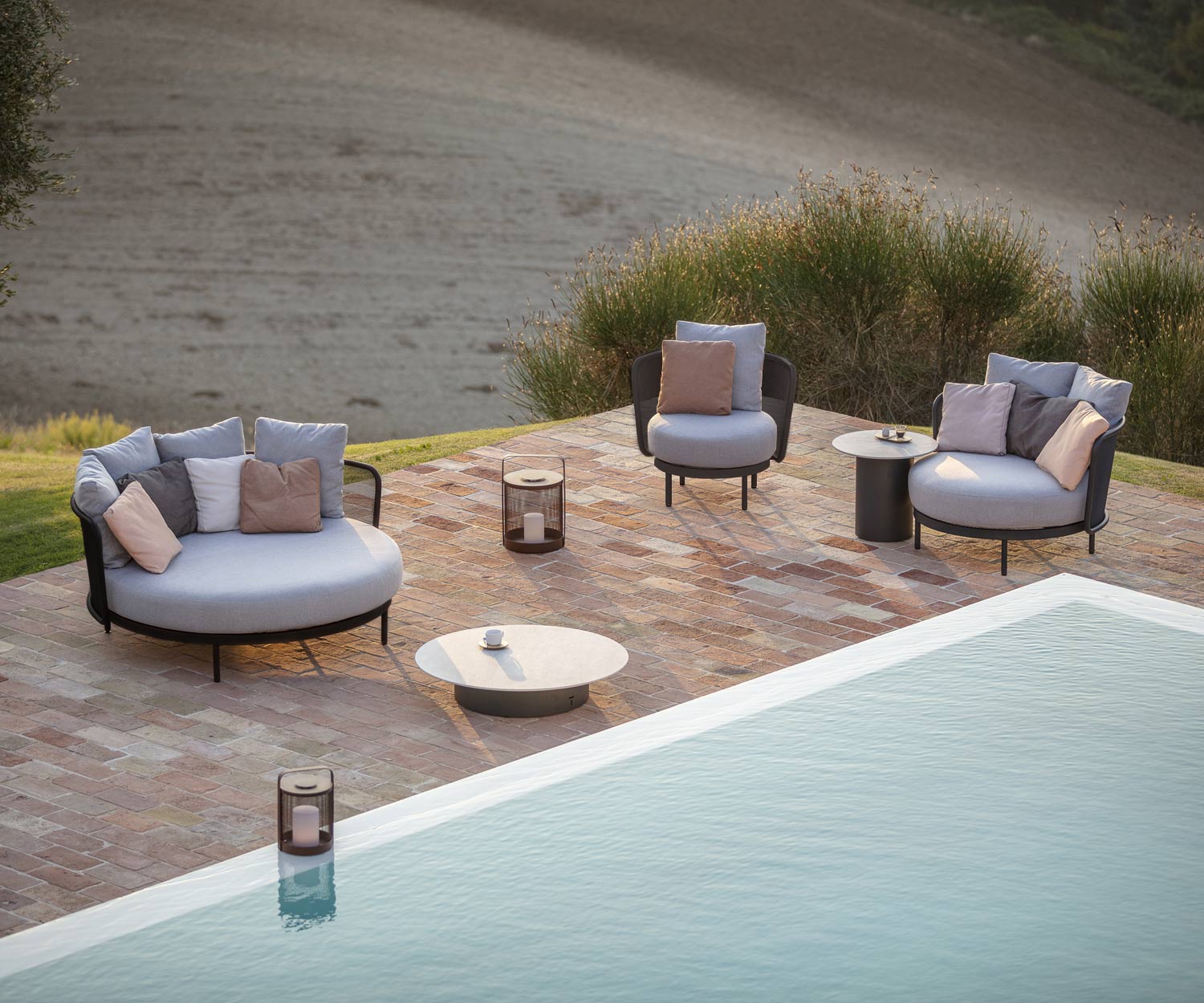 Exclusieve Todus Baza Design Lounge en dagbed op het terras bij het zwembad