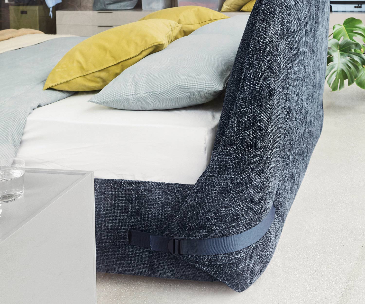 Novamobili Lint gestoffeerd bed met grove hoes in blauw Novamobili Lint gestoffeerd bed met grove hoes in blauw