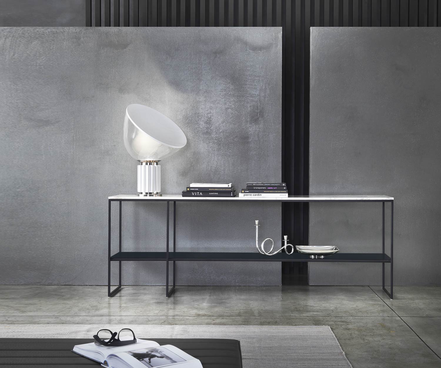 Exclusief Marelli Design console Frame met marmeren blad op glazen bovenplaat Exclusief Marelli Design console Frame met marmeren blad op glazen bovenplaat