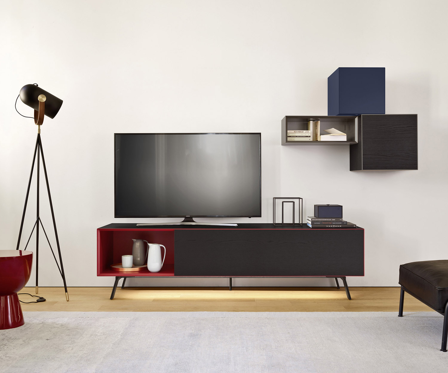 Livitalia Design Design lowboard Minimal donker eiken Interieur van de box zwart mat gelakt LED Livitalia Design Design lowboard Minimal donker eiken Interieur van de box zwart mat gelakt LED