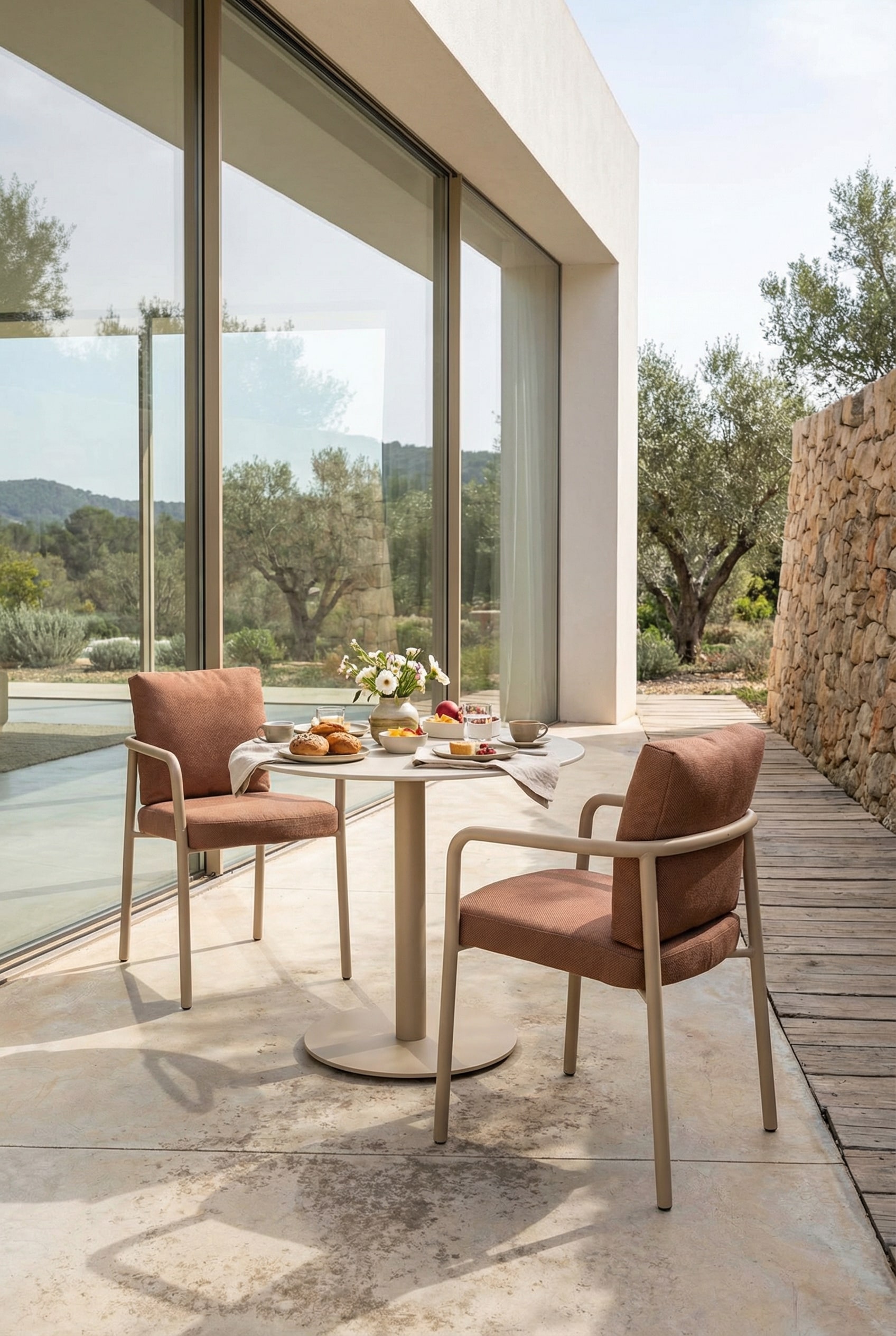 Ergonomischer Outdoor Gartenstuhl mit Armlehnen auf einer sonnigen Terrasse