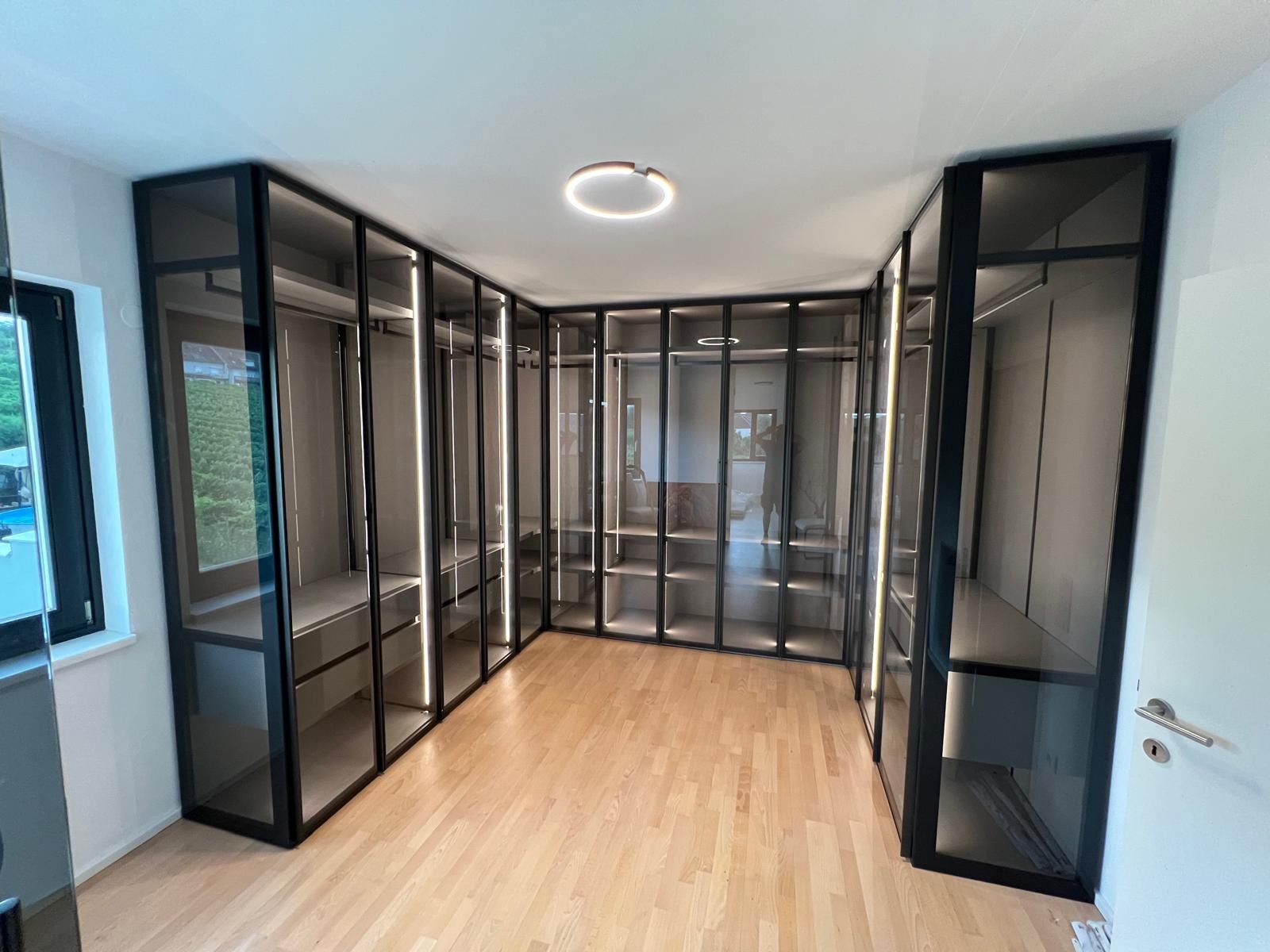Perry-Ankleidezimmer-mit Beleuchtung-und-Eckmodul
