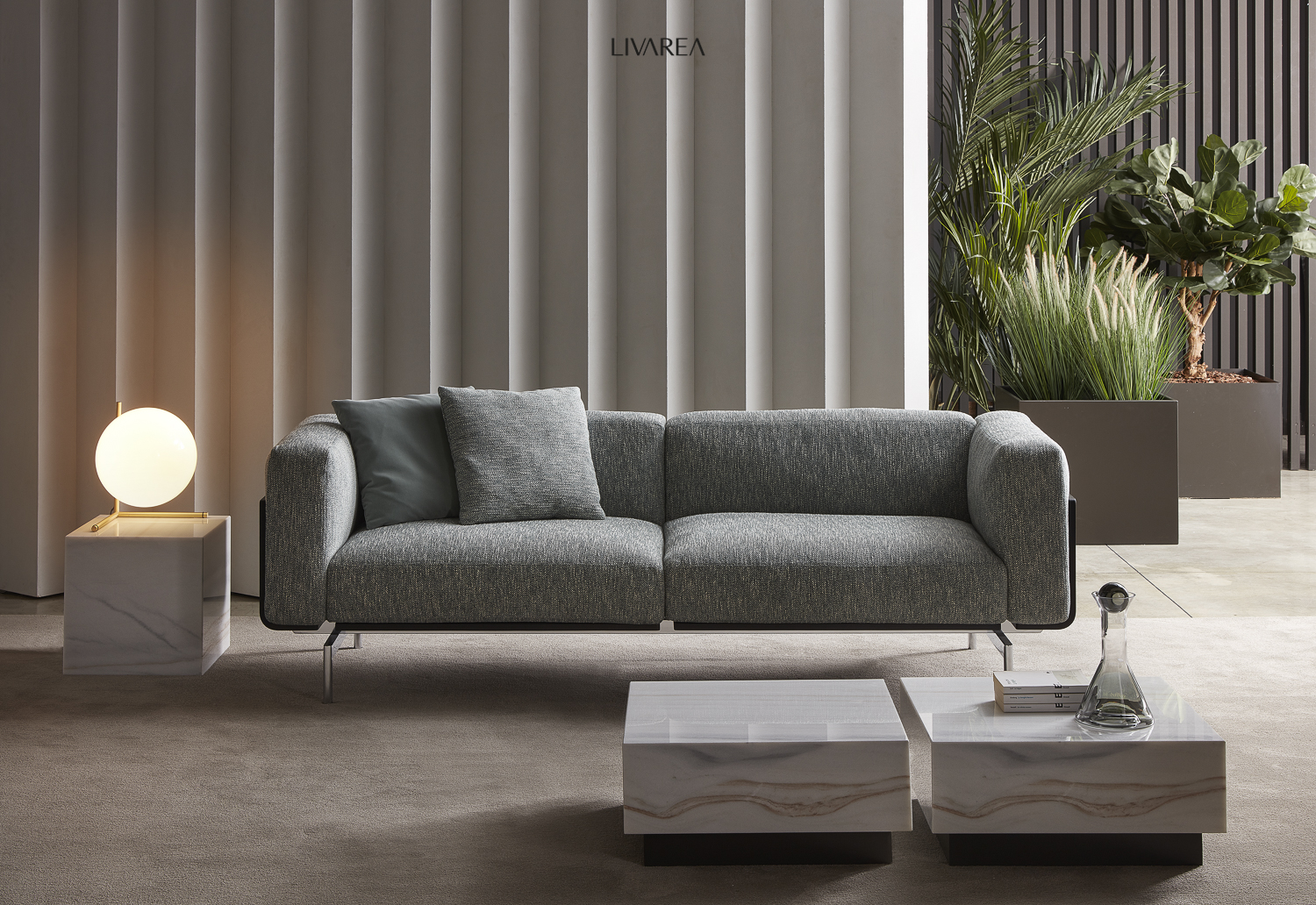 Hoogwaardige 2-zitsbank met salontafels en bijzettafel Hoogwaardige 2-zitsbank met salontafels en bijzettafel