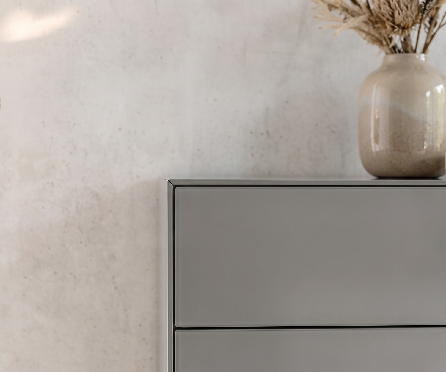 Hoge ladekast Livitalia Ecletto voor de slaapkamer in grijs, minimalistische greeploze designkast.