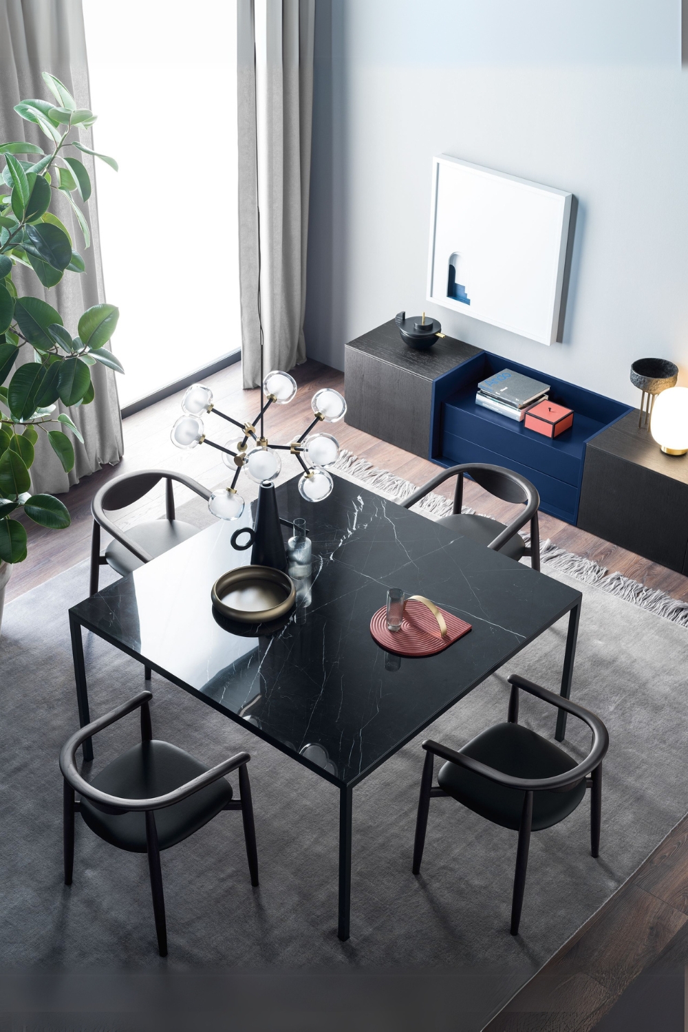 Zwarte eettafelgroep en strak sideboard