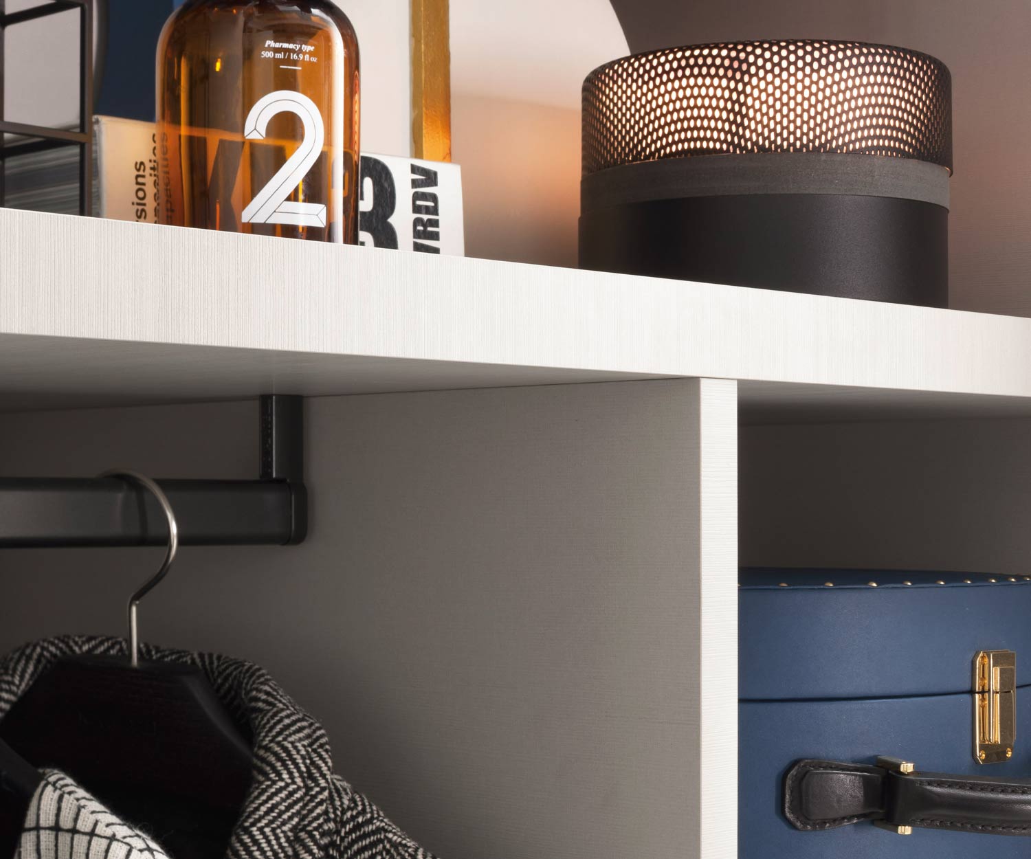 3,8 cm dik Armadi schap van Novamobili als accessoire voor garderobekasten 3,8 cm dik Armadi schap van Novamobili als accessoire voor garderobekasten