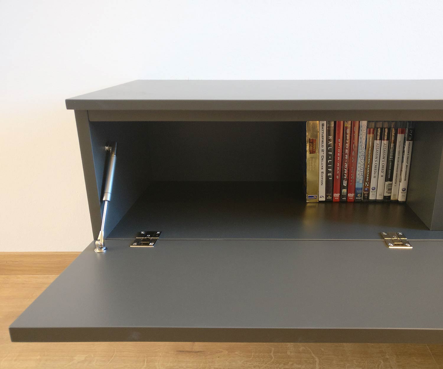 Design lowboard scharnierdeur voor DVD Design lowboard scharnierdeur voor DVD
