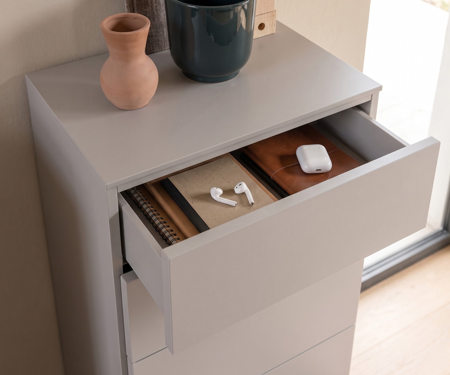 Novamobili Easy hoge ladenkast met 6 laden Hoge ladenkast Easy voor slaapkamer met open lade voor spullen, in mat beige, moderne minimalistische stijl.