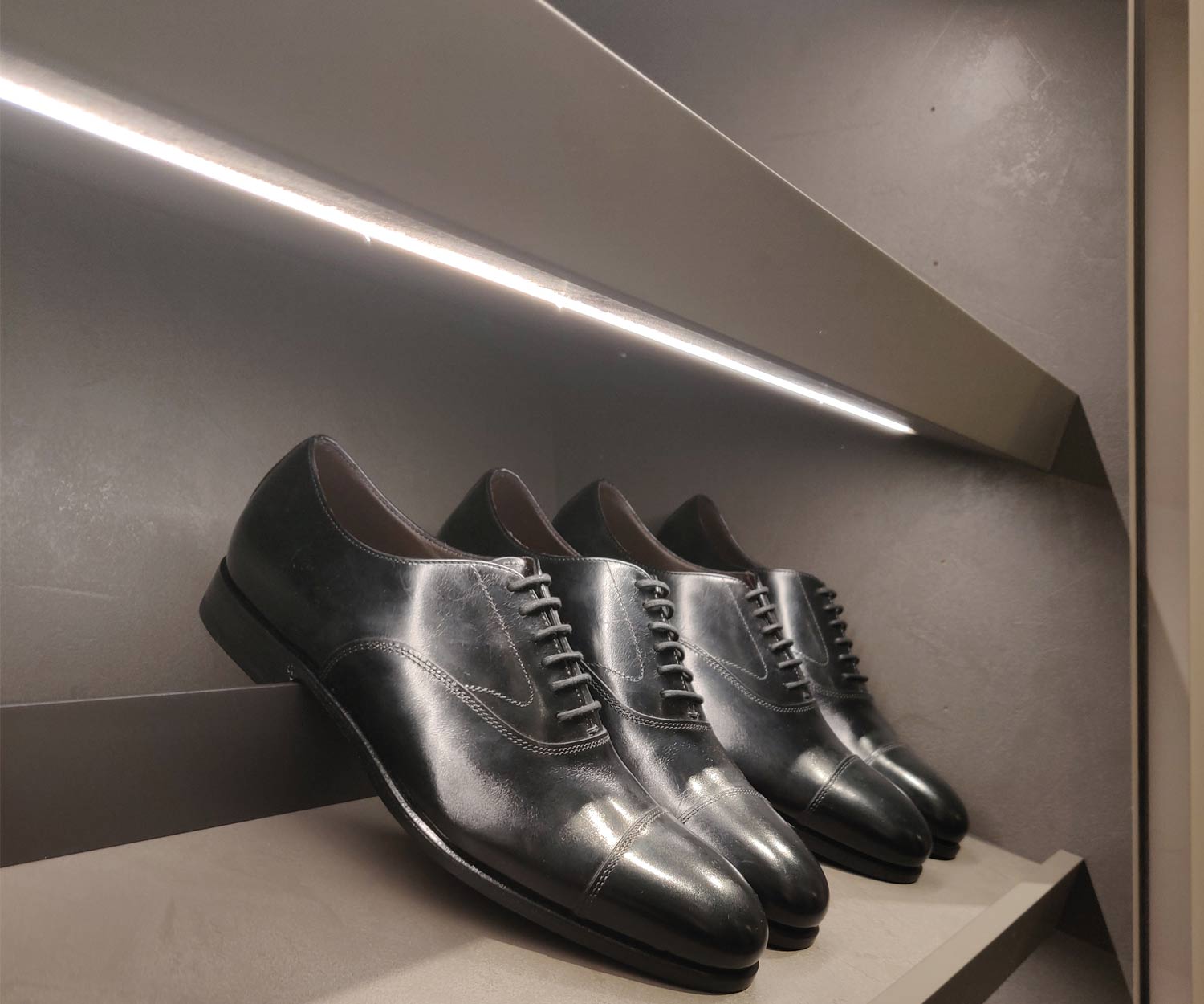 Design schoenenkast met LED-verlichting per schap Design schoenenkast met LED-verlichting per schap