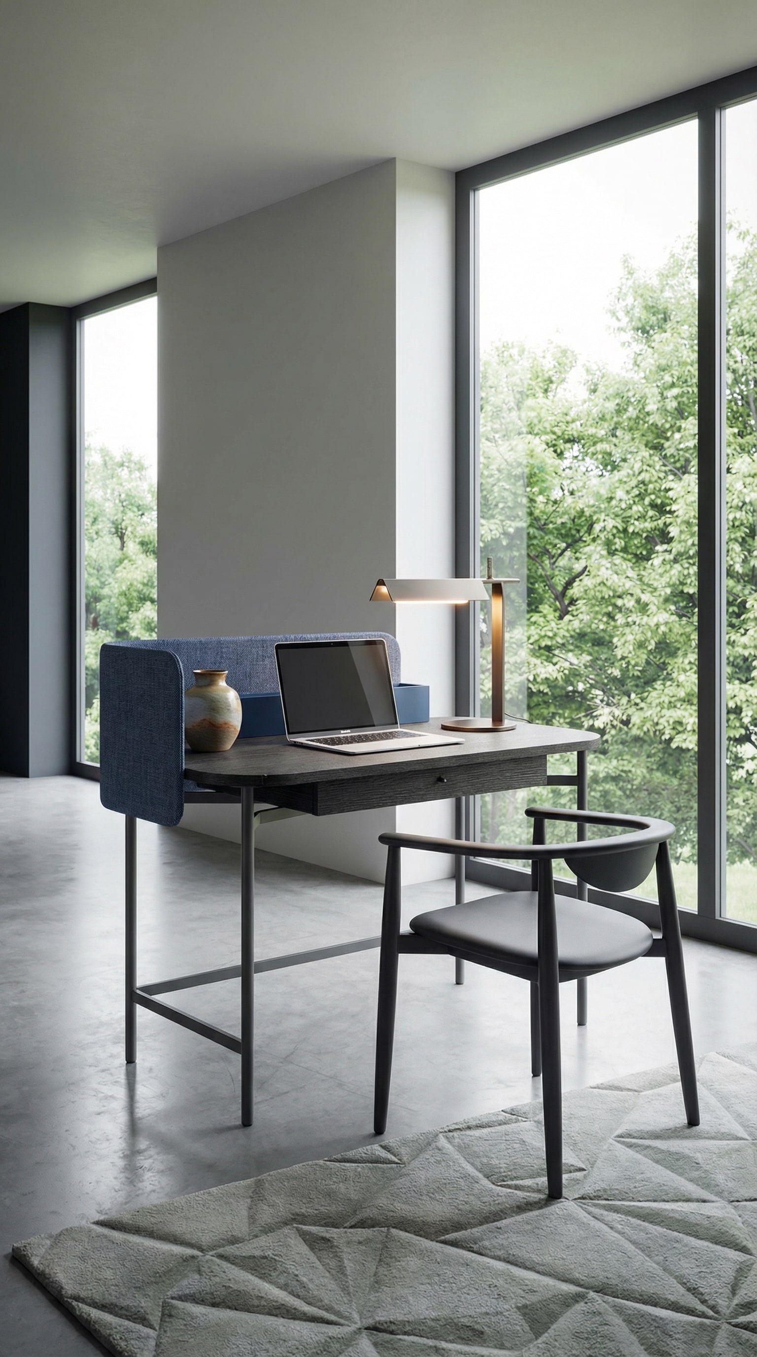 Een elegant, compact Novamobili bureau Ninfea met stoffen achterwand in een lichtdoorstroomde woonkamer.