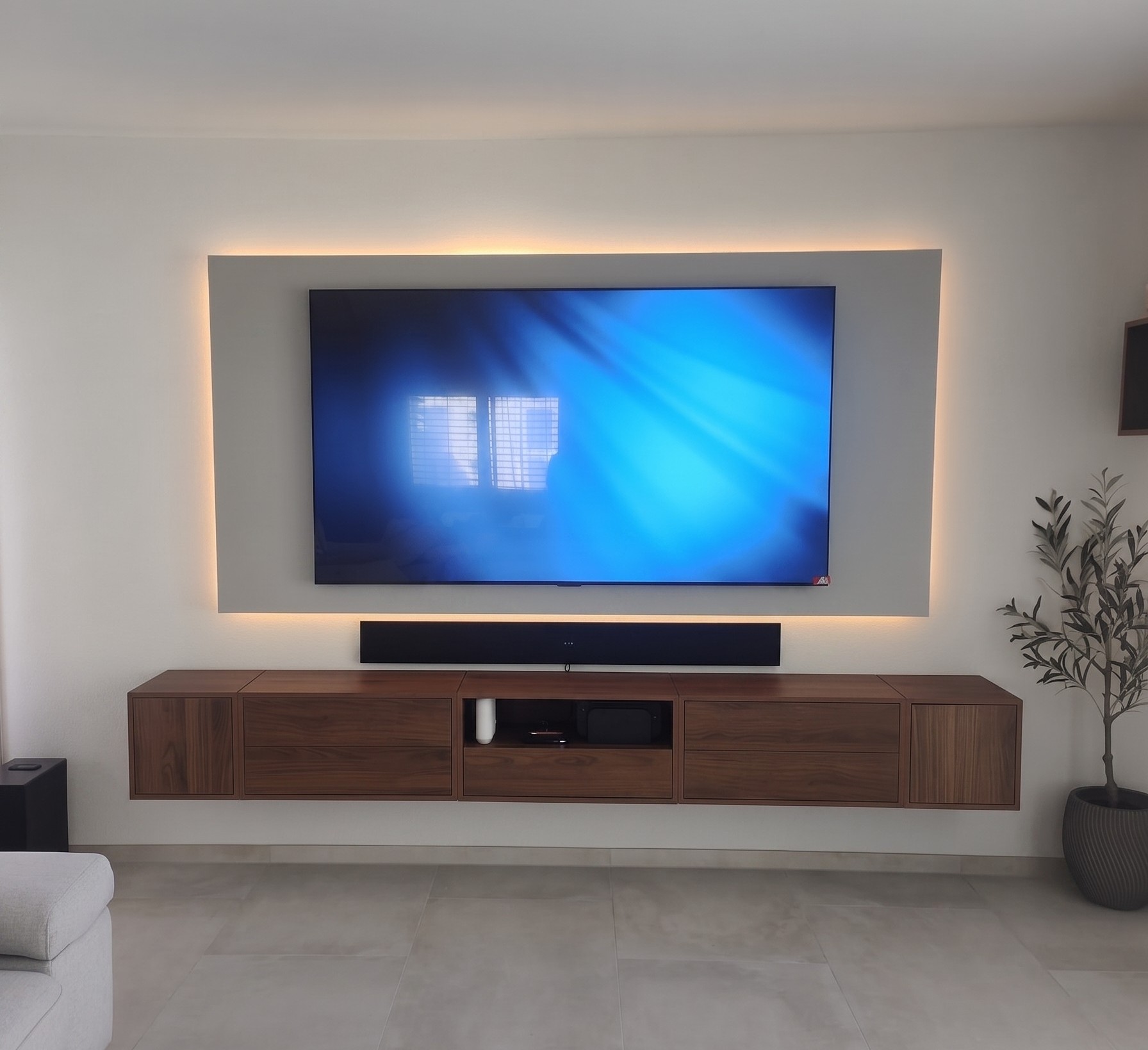 Beleuchtetes_TV_Wandpanel_240_cm_breit_hellgrau_schoenes_Kundenbild_matt_Wohnwand_1 Beleuchtetes_TV_Wandpanel_240_cm_breit_hellgrau_schoenes_Kundenbild_matt_Wohnwand_1