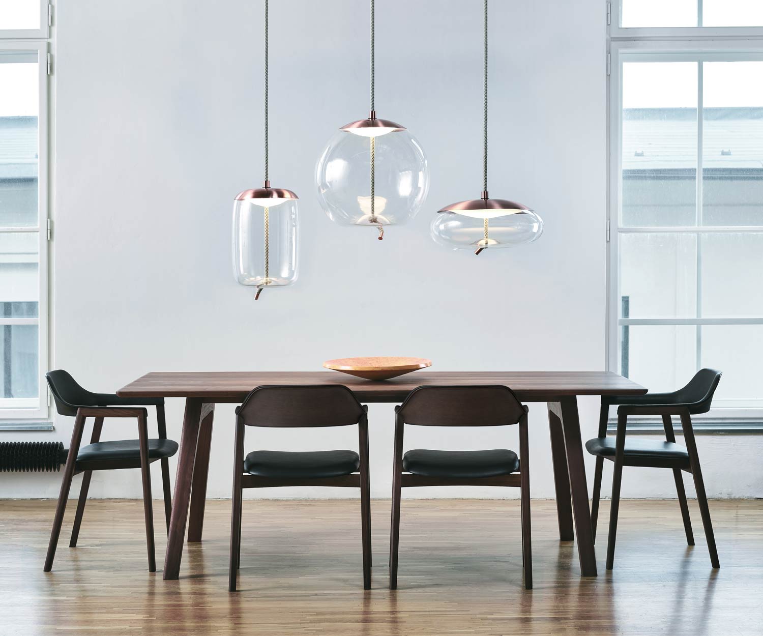 Moderne Conde House design fauteuil geplaatst bij de Ten tafel in de eetkamer Moderne Conde House design fauteuil geplaatst bij de Ten tafel in de eetkamer