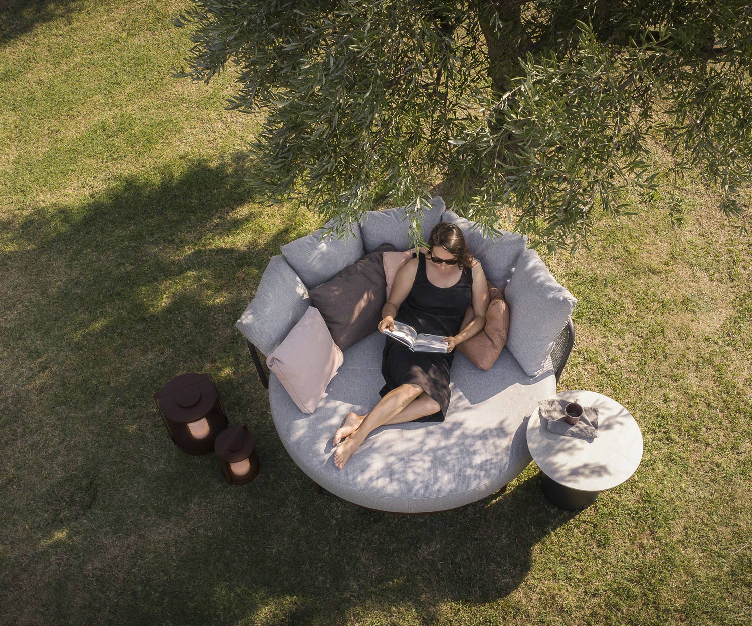 Contemplatief Todus Baza Rond Design Dagbed in de tuin onder een boom